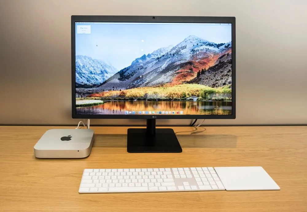 Màn hình trưng bày Mac Mini 2018 tại cửa hàng Apple, cho thấy thiết kế vẫn duy trì từ các thế hệ trước đó nhưng có nâng cấp đáng kể về cấu hình.