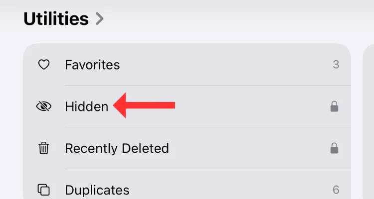 Màn hình ứng dụng Ảnh trên iPhone iOS 18, hiển thị album Đã ẩn trong mục Tiện ích.