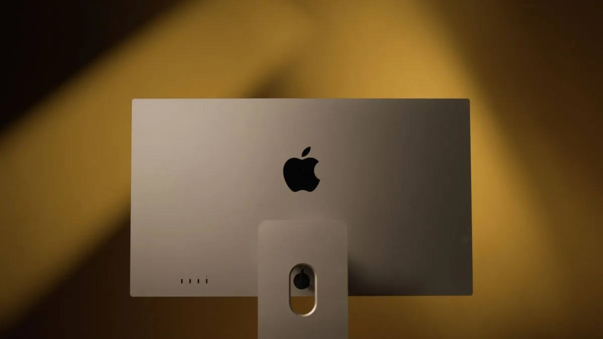 Mặt sau của màn hình Apple Studio Display, minh họa thiết kế cao cấp nhưng giới hạn về tần số quét cho game.
