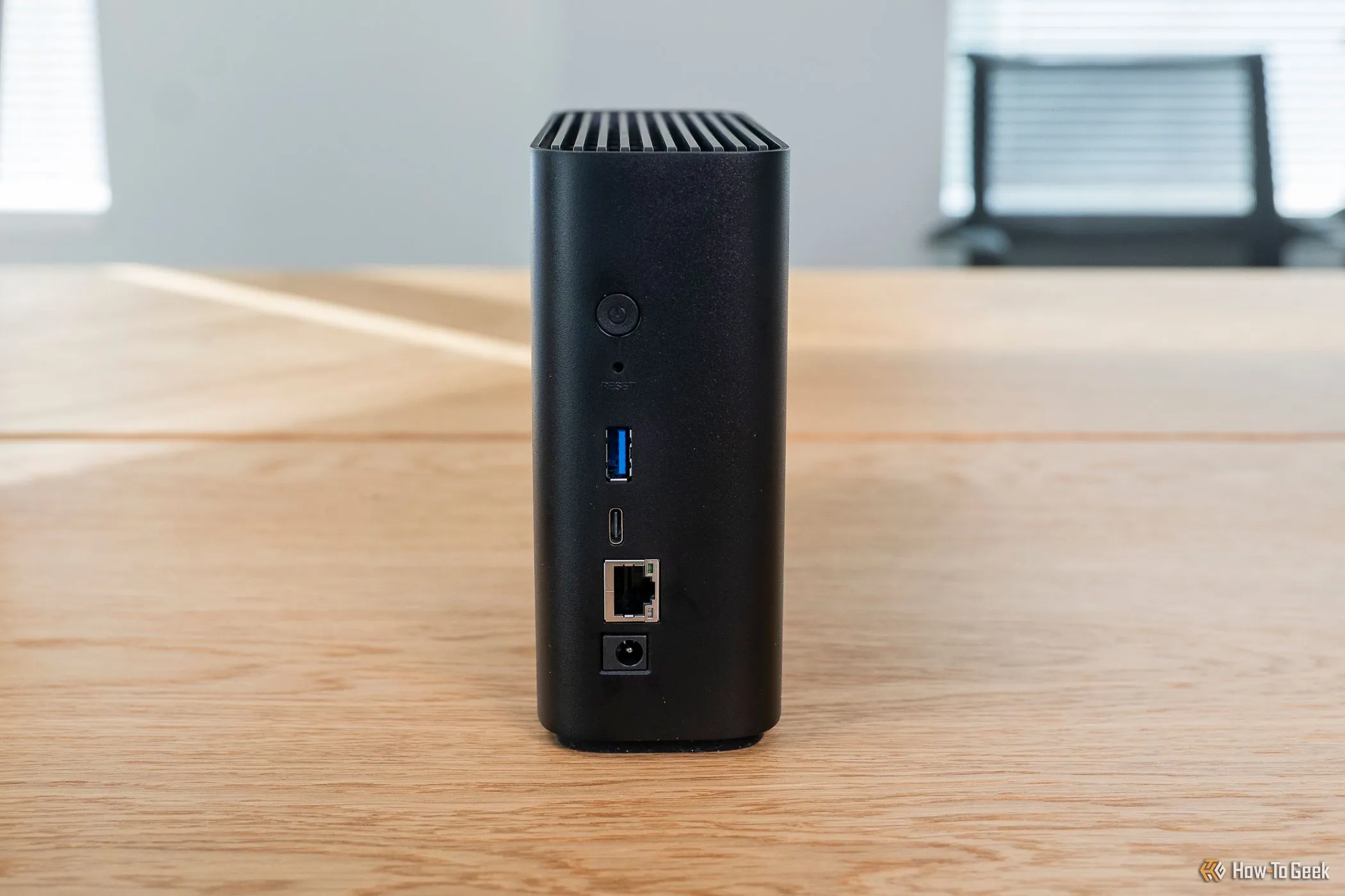 Mặt sau của Synology BeeStation, hiển thị các cổng kết nối và nút điều khiển.