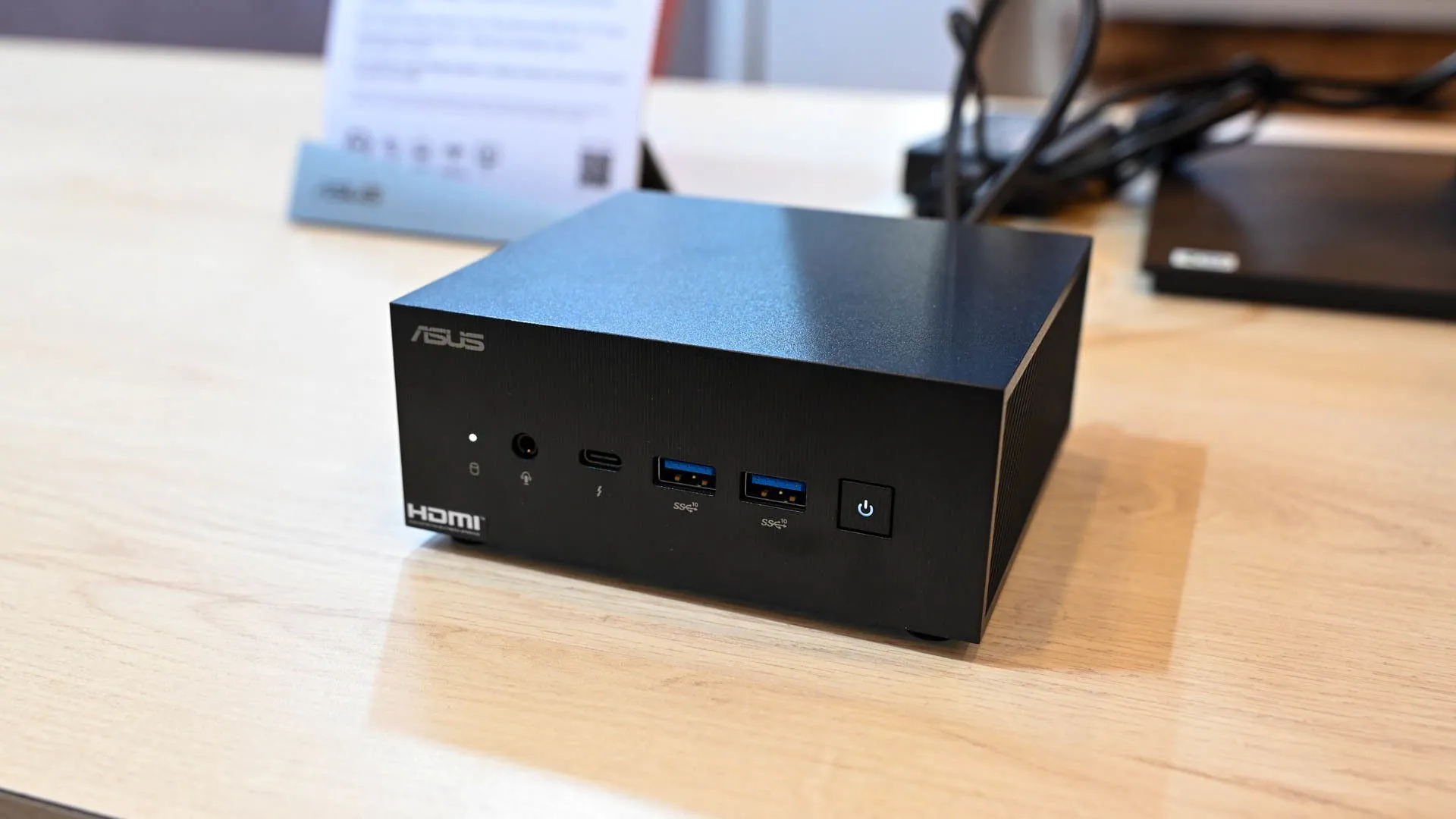 Mặt trước của máy tính mini Asus ExpertCenter PN64-E1