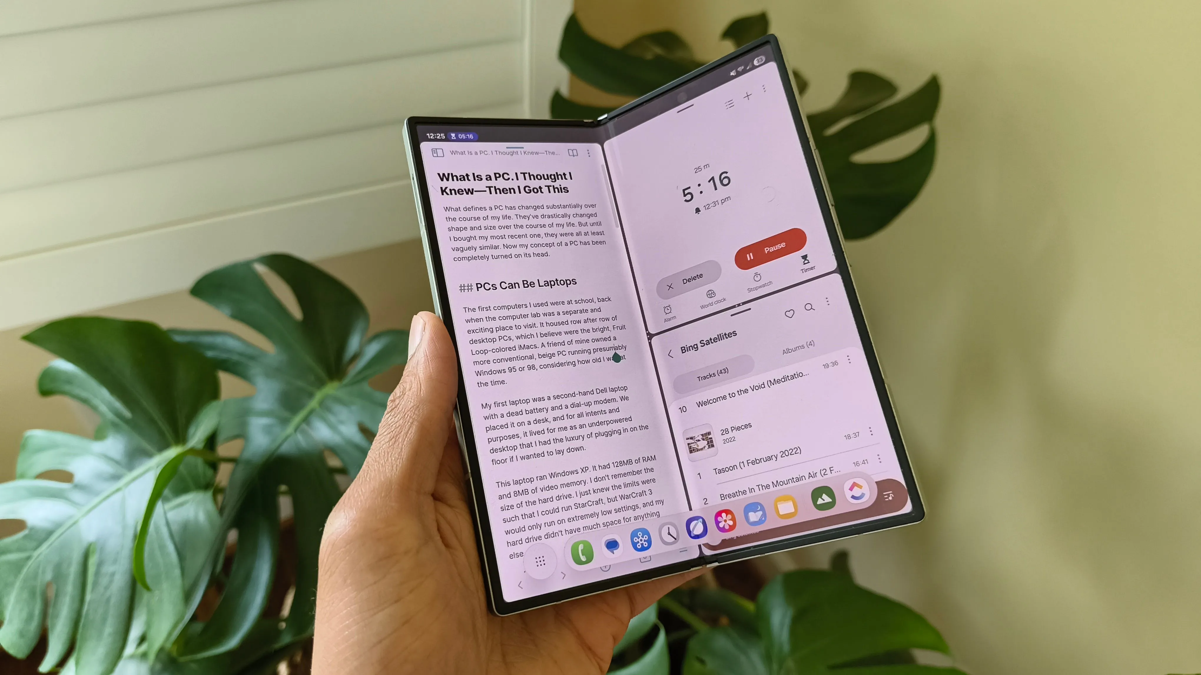 Mẫu điện thoại CMF Phone 2 Pro chụp cận cảnh Samsung Galaxy Z Fold 6 đang mở màn hình.
