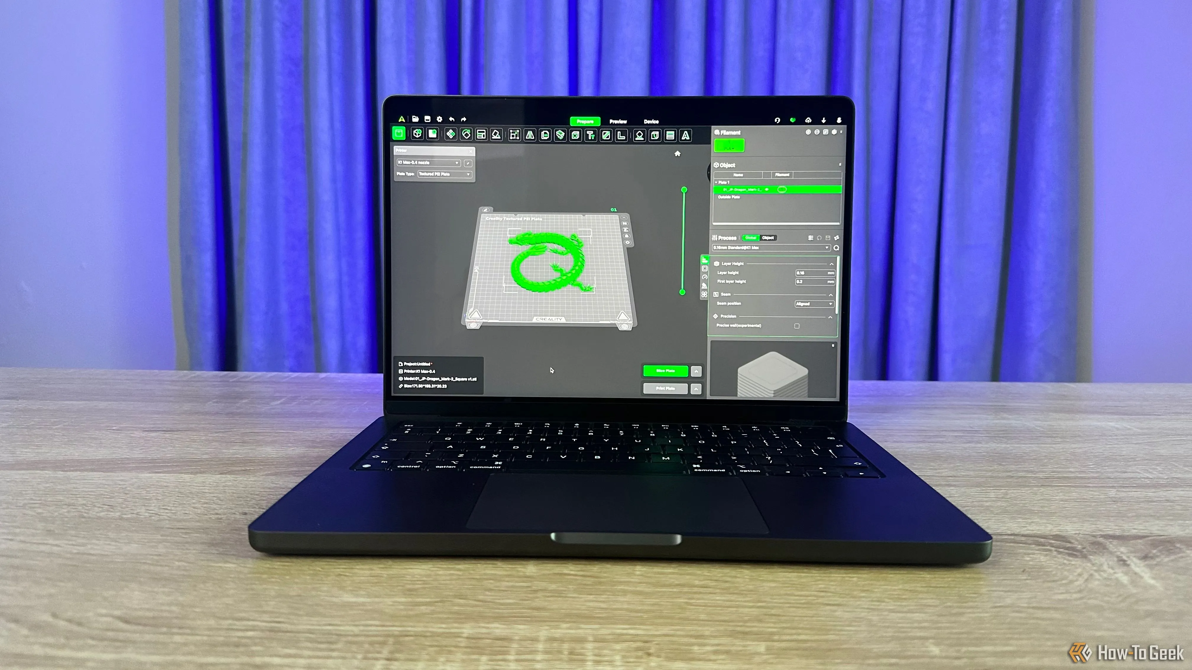 Máy tính Apple M4 Pro MacBook Pro trên bàn, màn hình hiển thị ứng dụng in 3D.