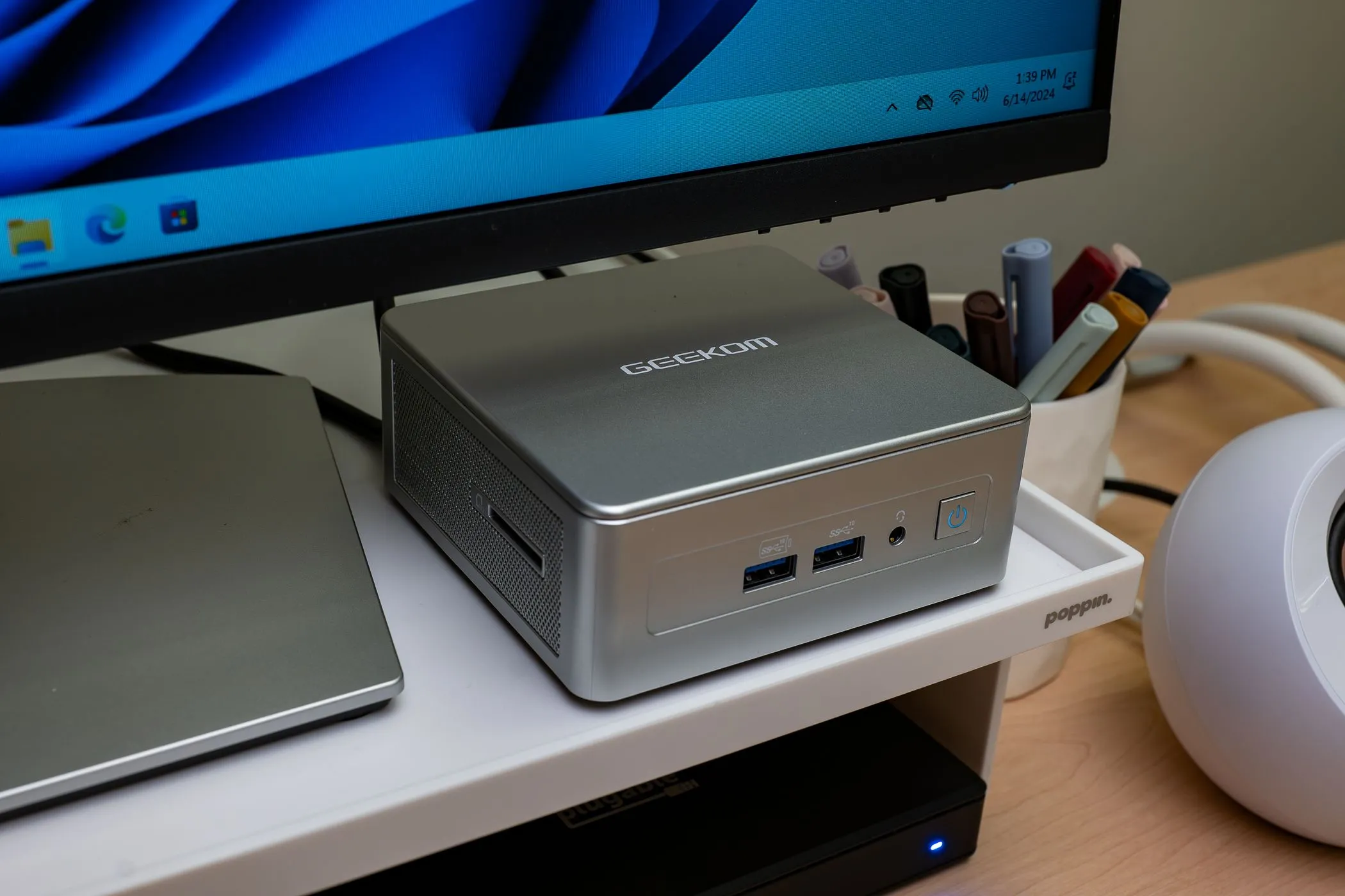 Máy tính mini GEEKOM AE7 trên bàn làm việc