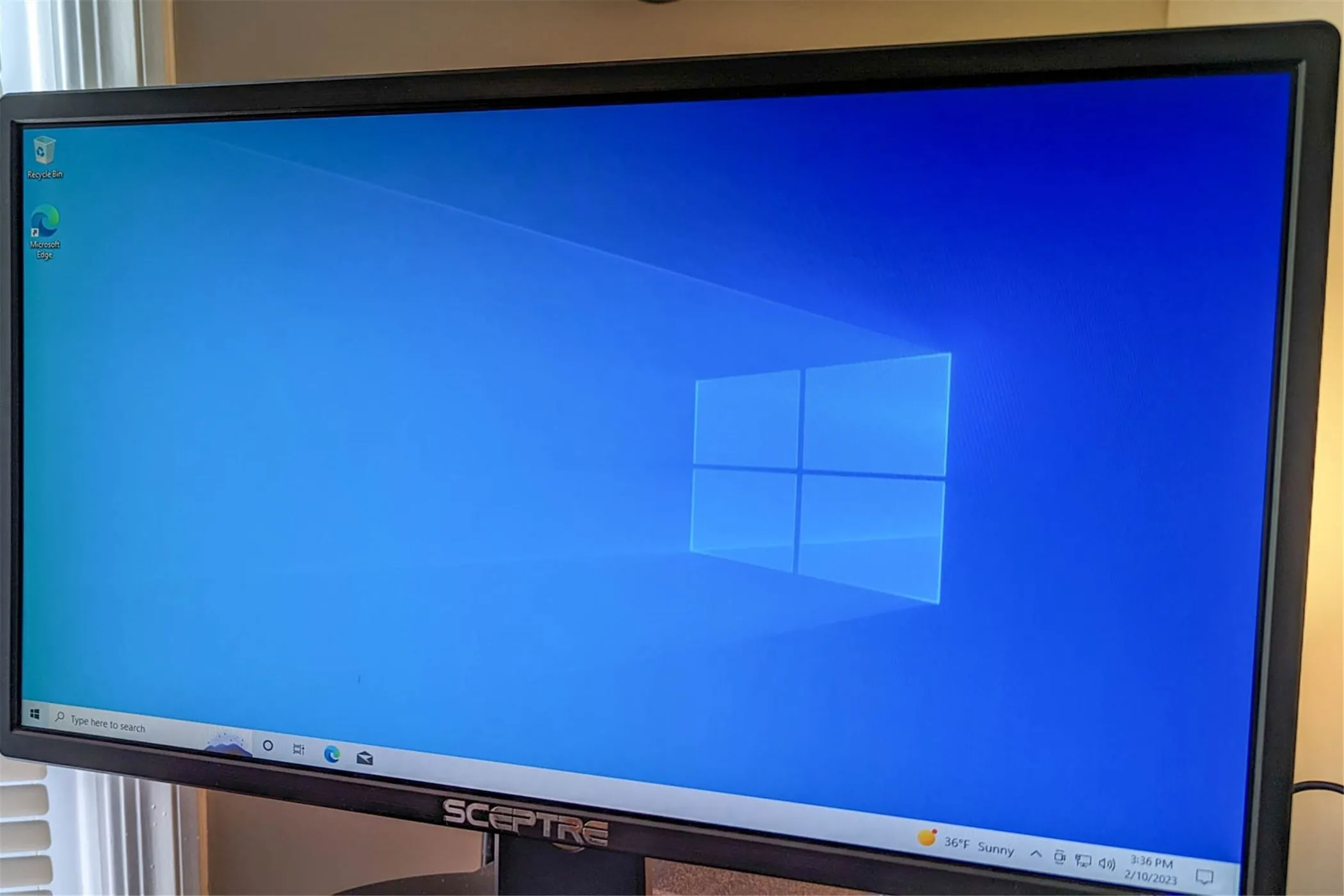 Máy tính Windows 10 với hình nền mặc định, minh họa môi trường cần tường lửa để kiểm soát kết nối.