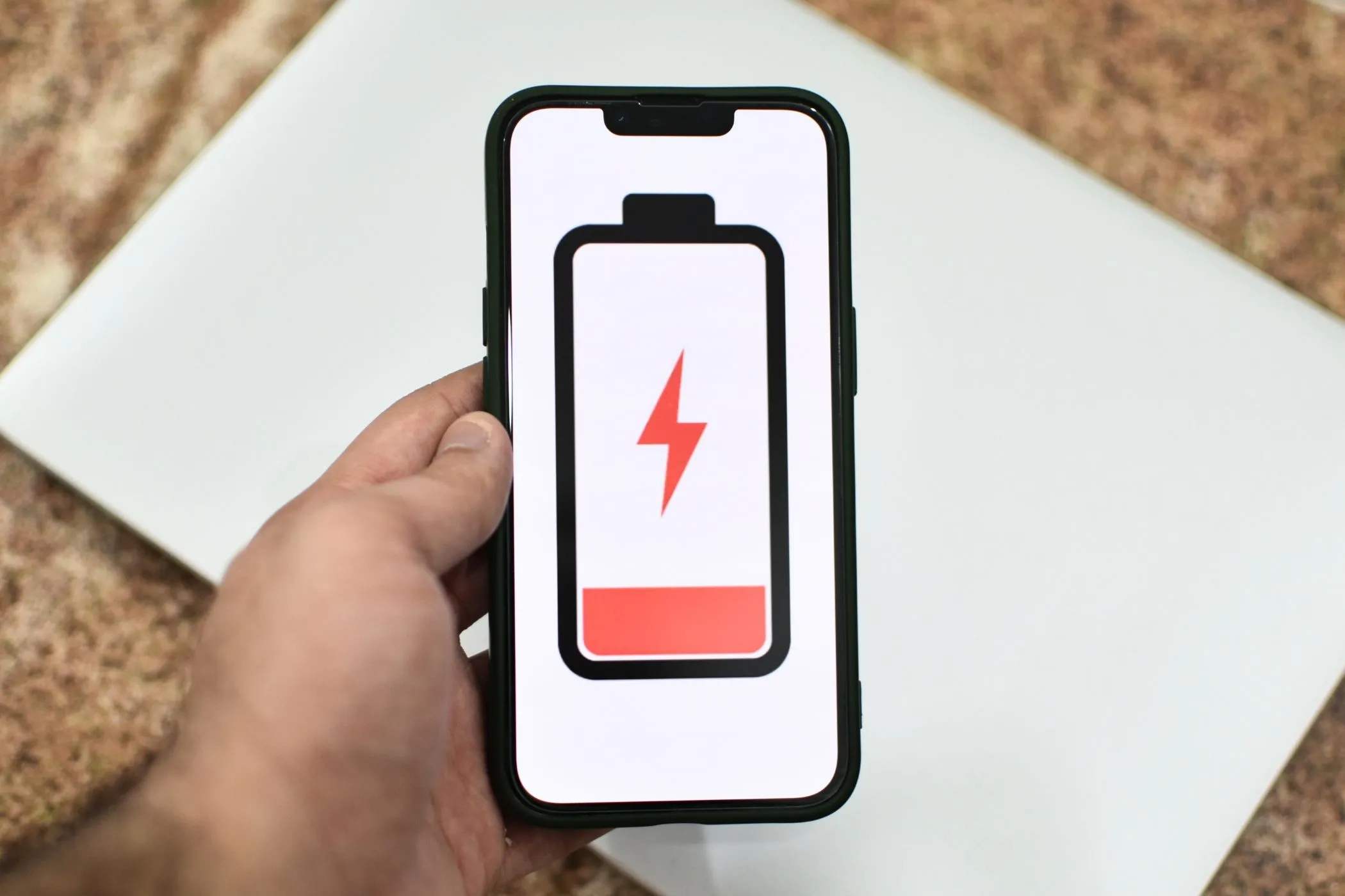 Minh họa iPhone với biểu tượng pin yếu, cảnh báo tình trạng hao pin khi sử dụng phần mềm beta