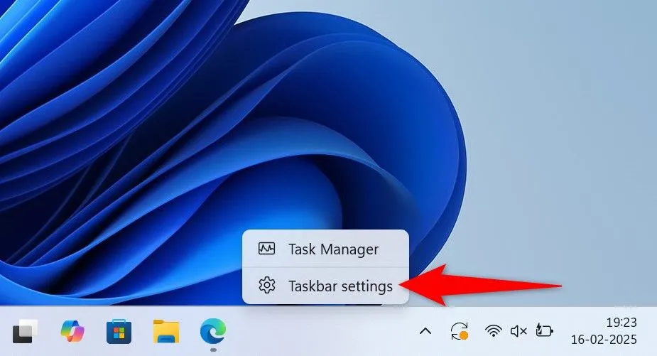 Mở cài đặt thanh tác vụ Windows 11 để điều chỉnh.