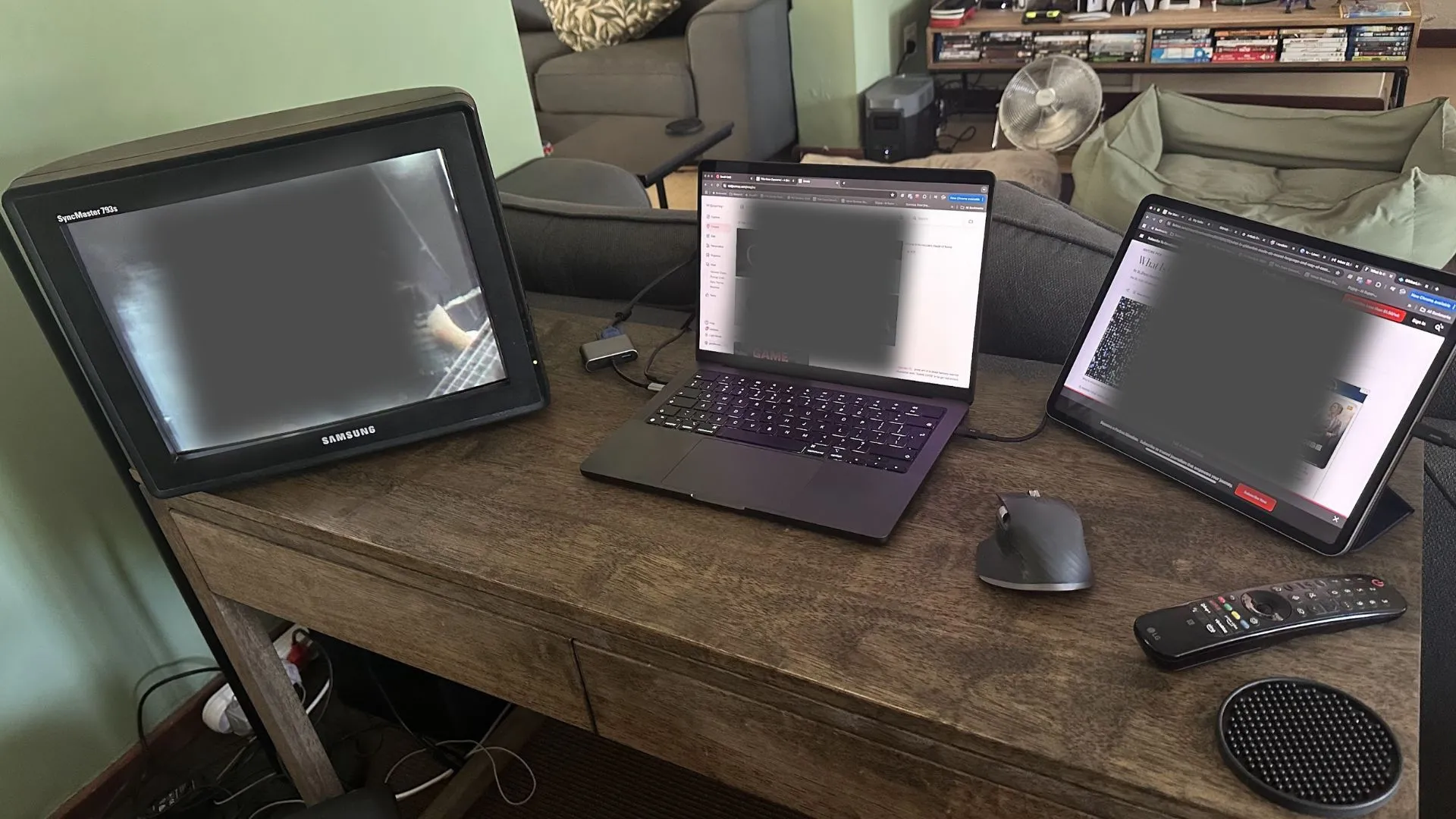 Một bộ ba màn hình bao gồm màn hình CRT, máy tính Mac và iPad cùng hiển thị nội dung.