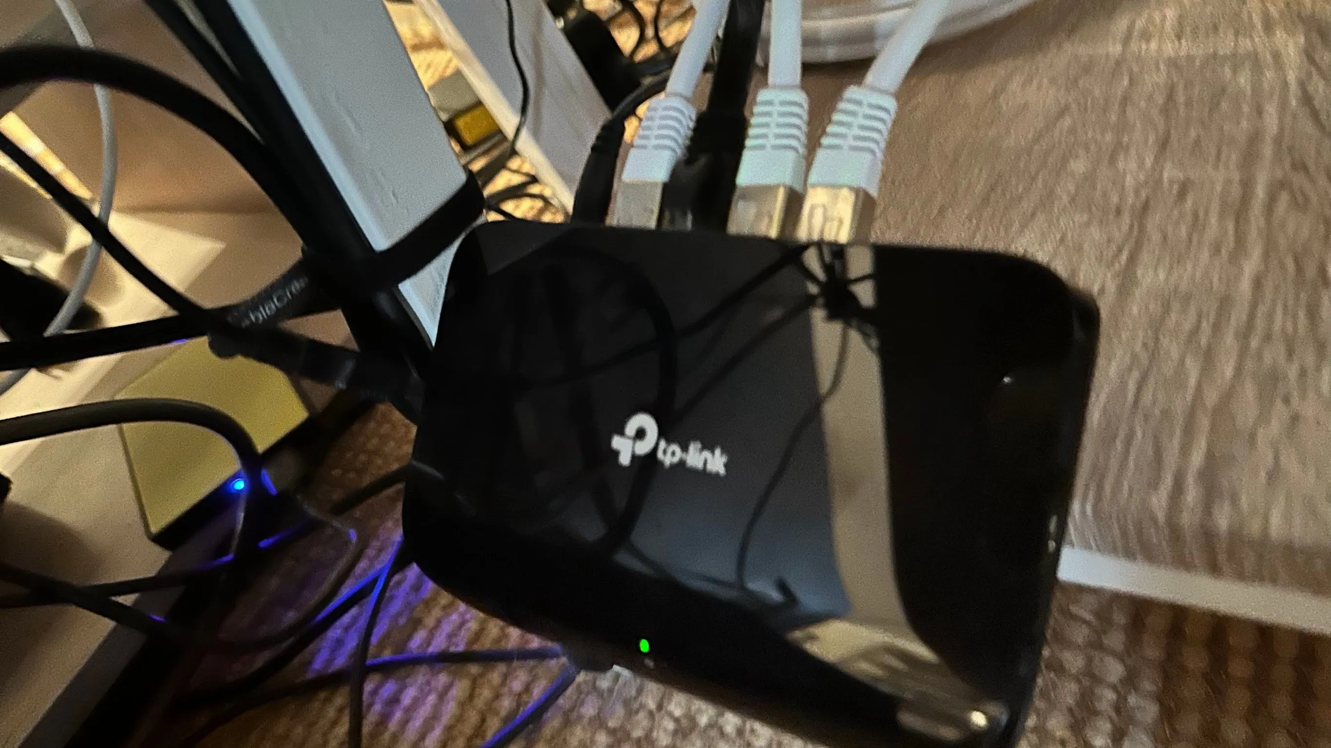 Một bộ chia mạng với bốn cáp Ethernet đang được kết nối, minh họa việc sử dụng cổng.