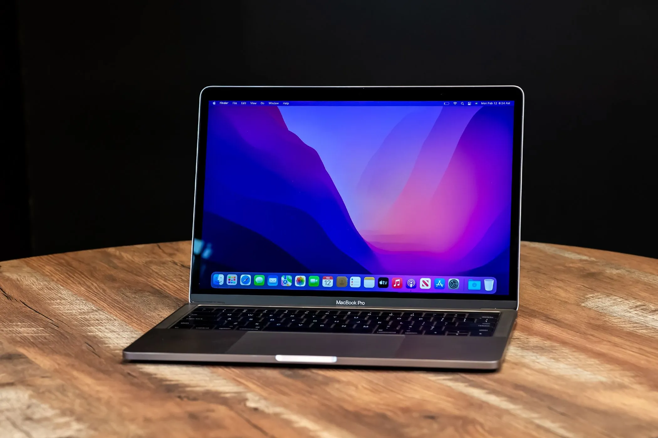Một chiếc MacBook Pro với chip Intel đặt trên bàn gỗ, minh họa dòng máy vẫn được sử dụng dù đã lỗi thời so với chip Apple Silicon.