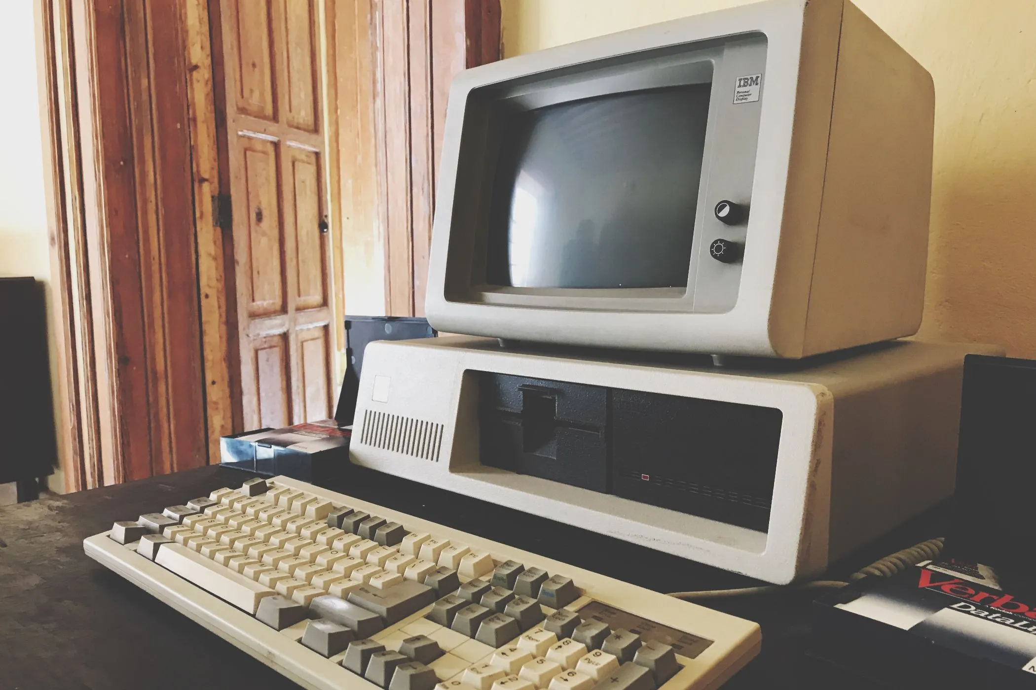 Một chiếc máy tính cá nhân cũ từ thập niên 80 trưng bày trong bảo tàng, minh họa linh kiện retro và lịch sử máy tính.
