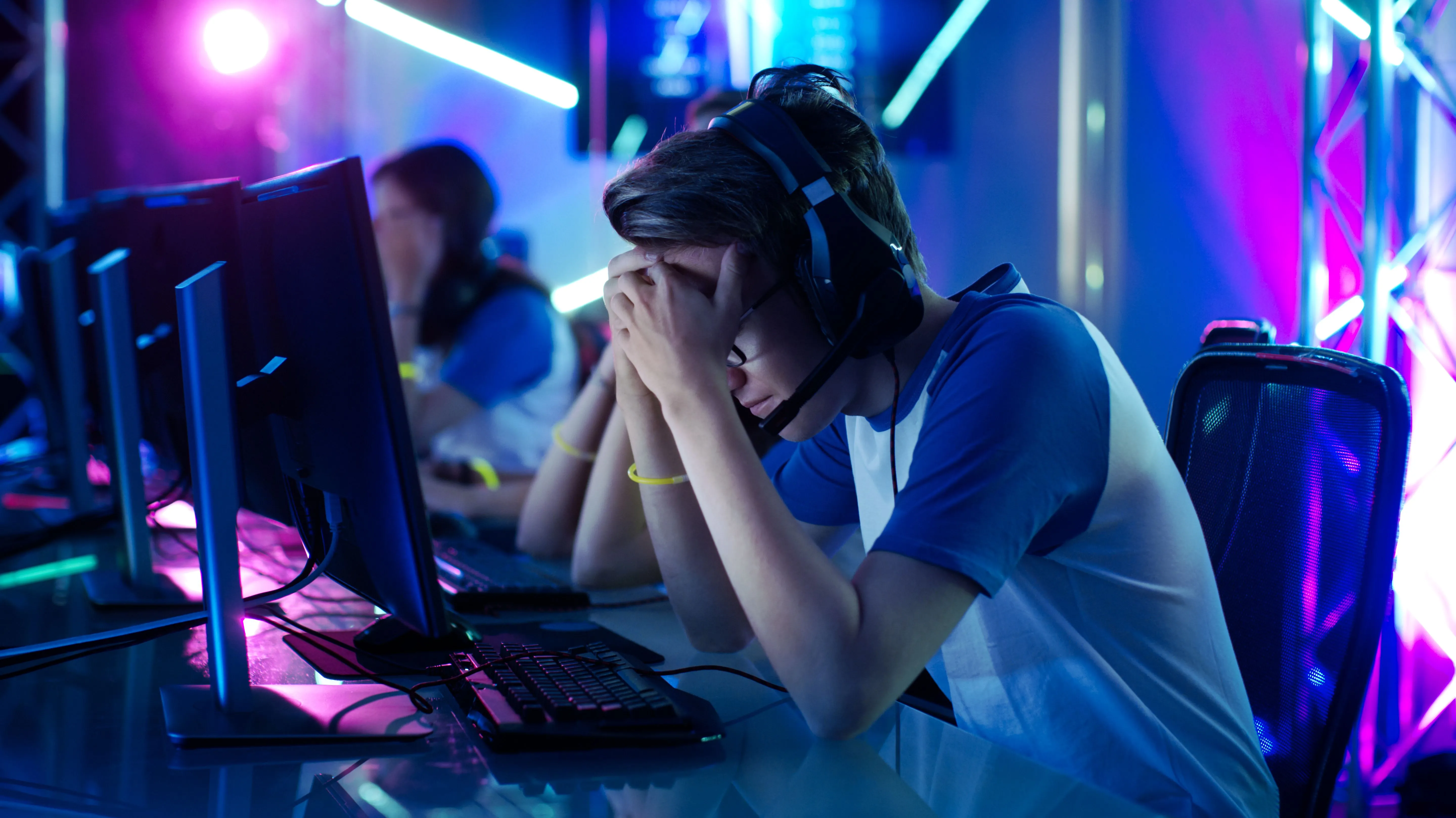 Một đội game thủ chuyên nghiệp eSport đang thi đấu trong trò chơi điện tử cạnh tranh.