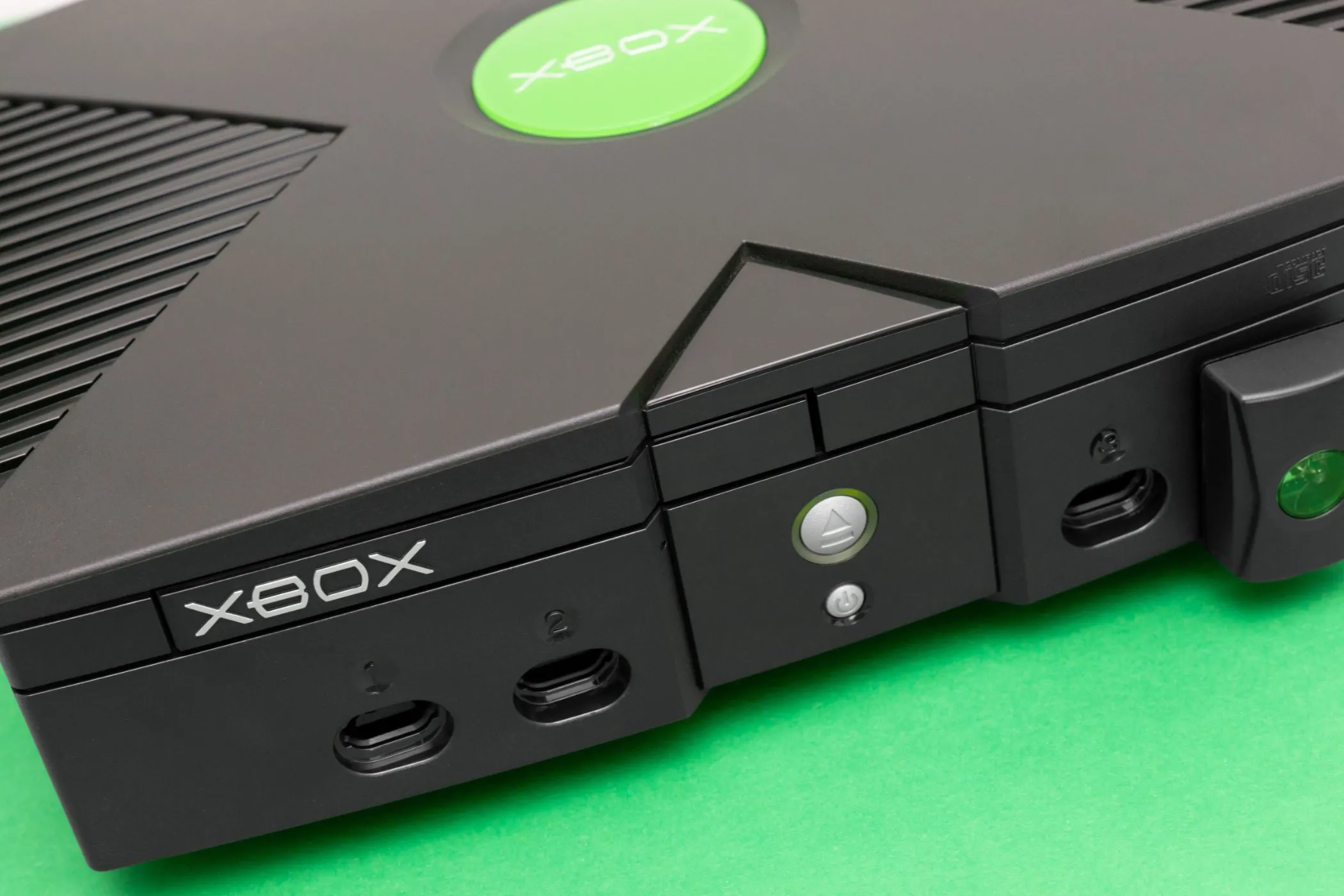 Một máy console Microsoft Xbox đời đầu, biểu tượng của sự ra mắt đầy ấn tượng vào thị trường console.