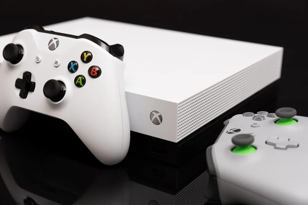 Một máy console Xbox One màu trắng, biểu tượng của một thế hệ đầy biến động.