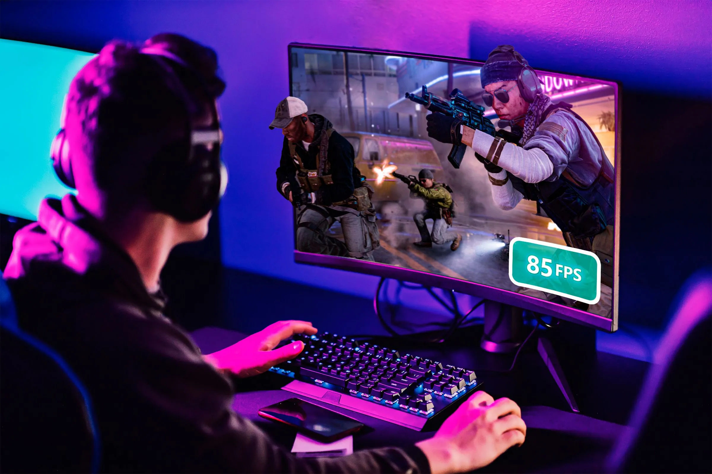 Một người đang chơi game trên máy tính cá nhân, với chỉ số FPS hiển thị trên màn hình, minh họa trải nghiệm chơi game.