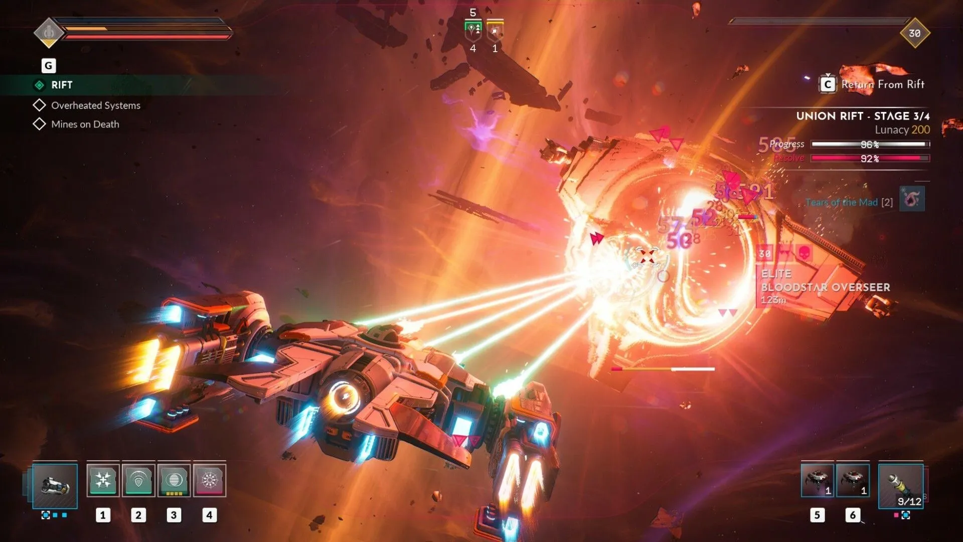 Một phi thuyền đang bắn vào một con tàu lớn hơn trong Everspace 2.