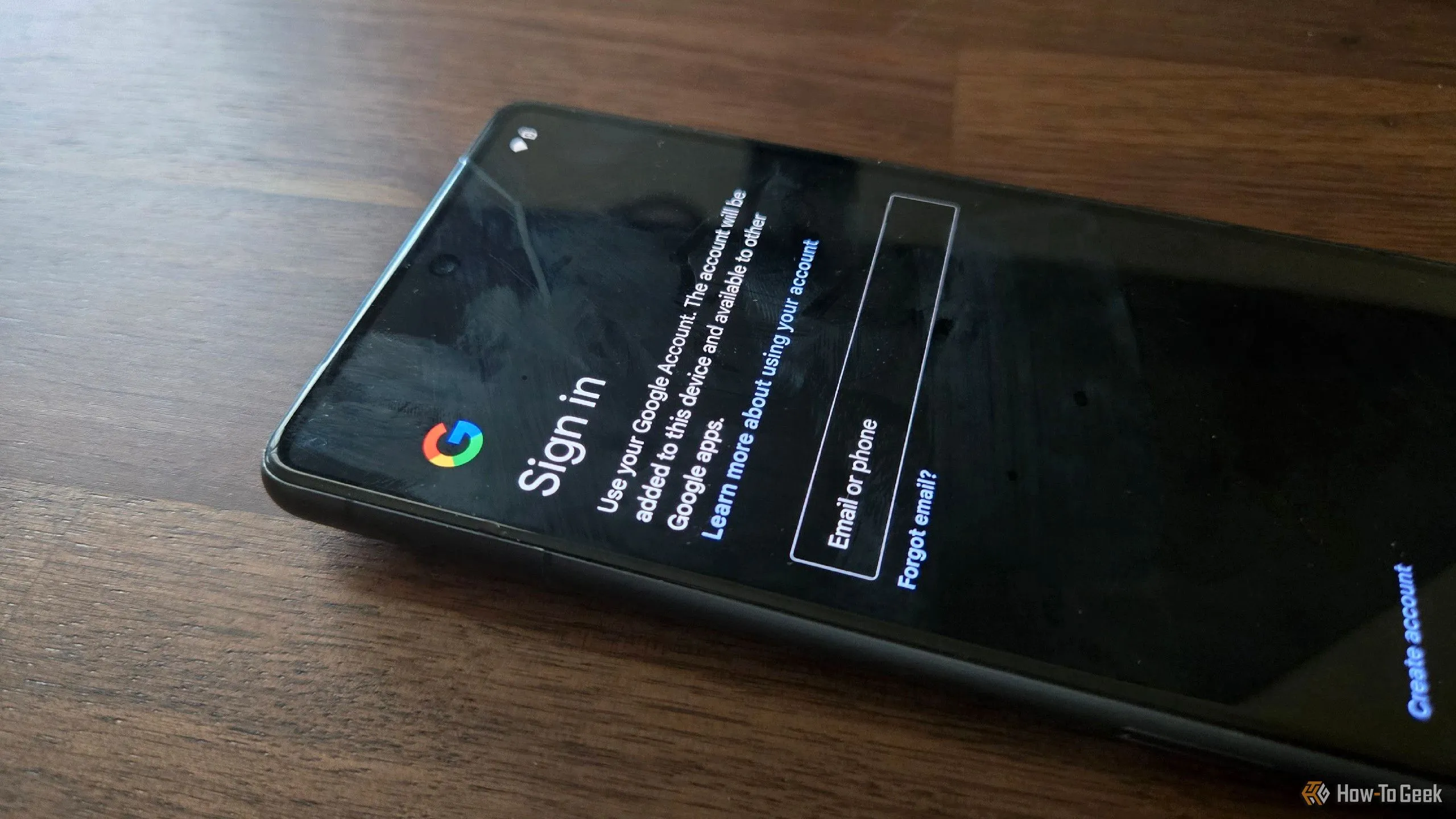 Một thông báo trên Pixel 7 yêu cầu người dùng đăng nhập tài khoản Google để sử dụng các dịch vụ, thể hiện sự tích hợp sâu của Google vào Android.