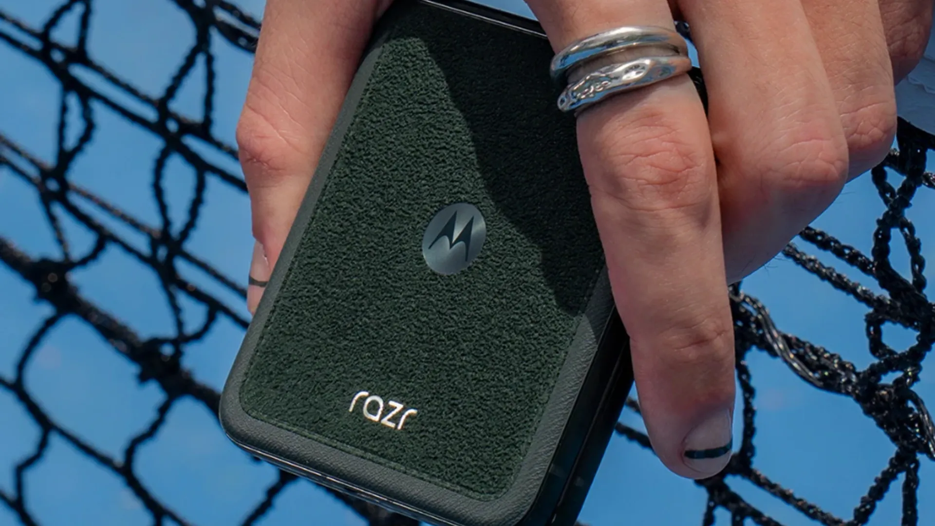 Motorola Razr Ultra (2025) màu Scarab với mặt lưng chất liệu giả da lộn độc đáo.