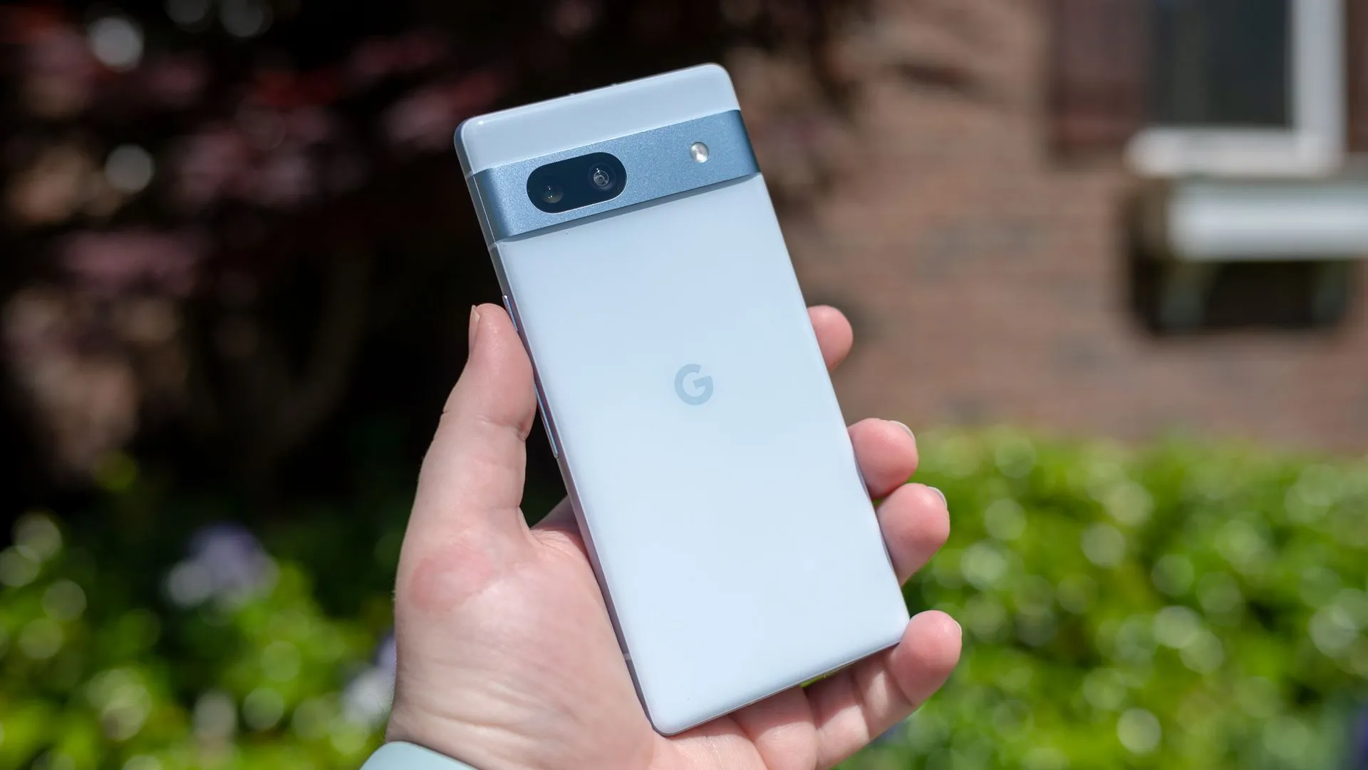 Người dùng cầm điện thoại Google Pixel 7a