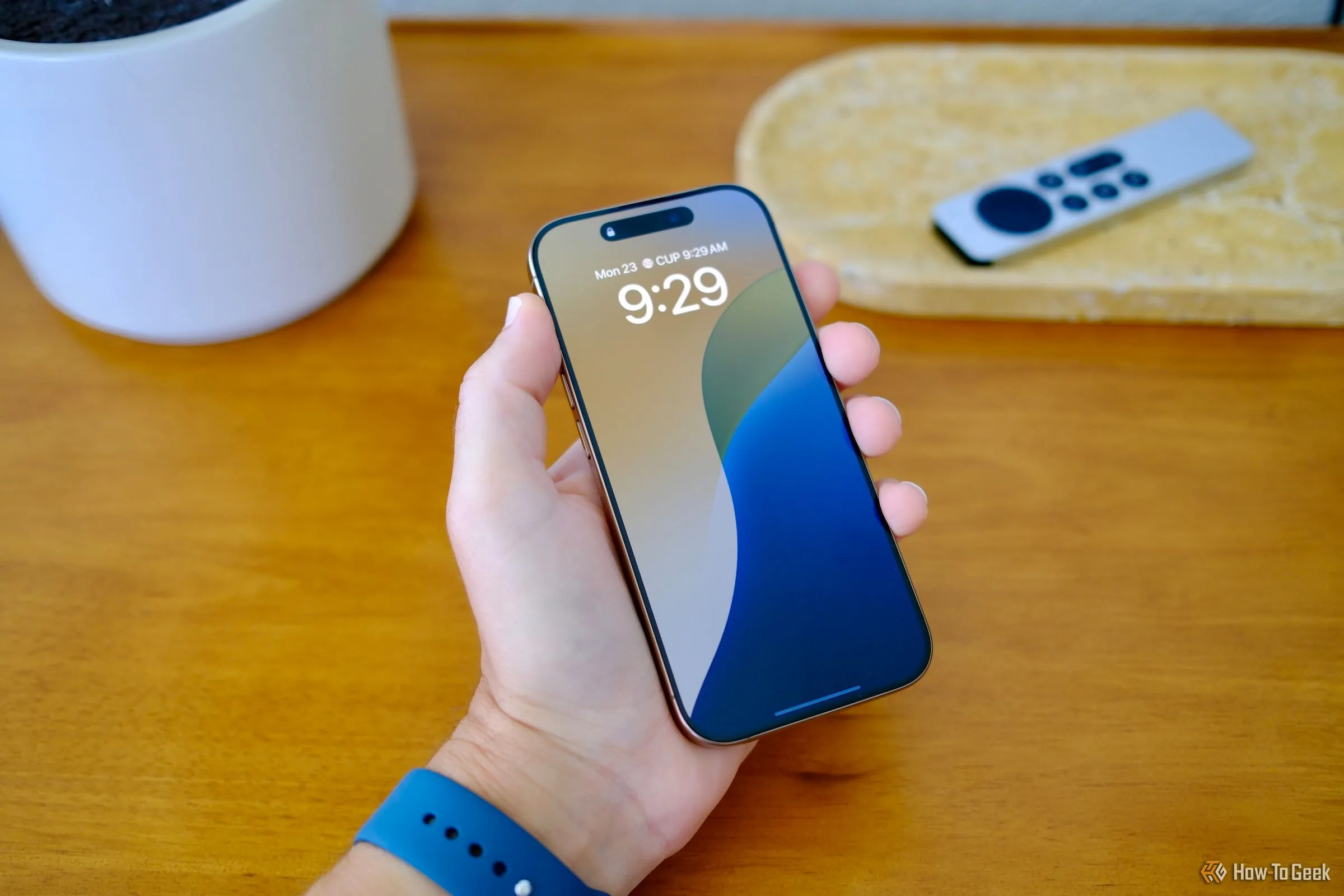 Người dùng cầm iPhone khi có cuộc gọi đến từ số lạ