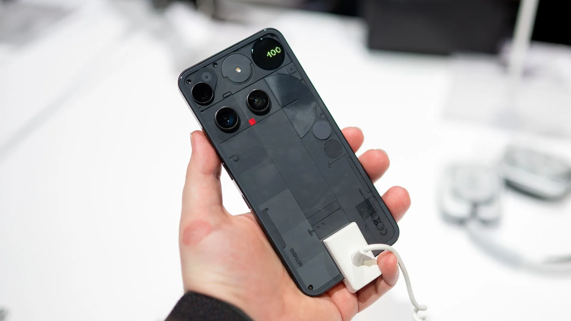 Người dùng cầm Nothing Phone 3, khoe trọn vẹn thiết kế mặt lưng độc đáo