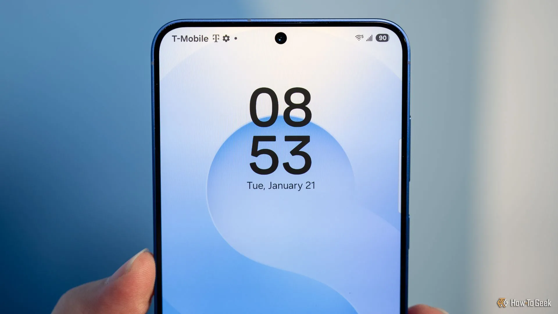 Người dùng cầm Samsung Galaxy S25 nhìn vào camera trước và viền màn hình siêu mỏng, thể hiện màn hình sắc nét của Galaxy S25 Plus.