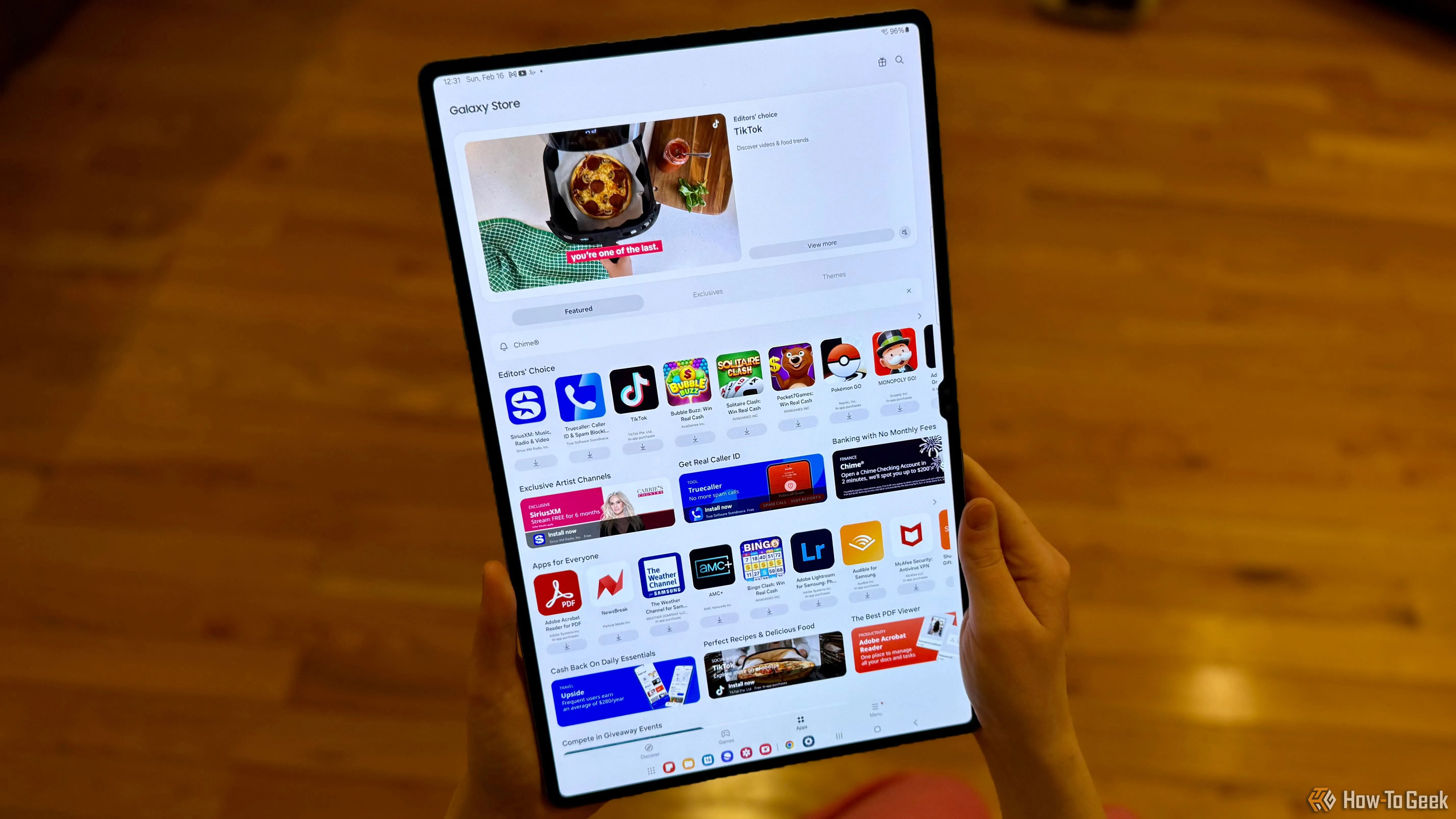 Người dùng cầm Samsung Galaxy Tab S10 Ultra hiển thị cửa hàng Galaxy Store.