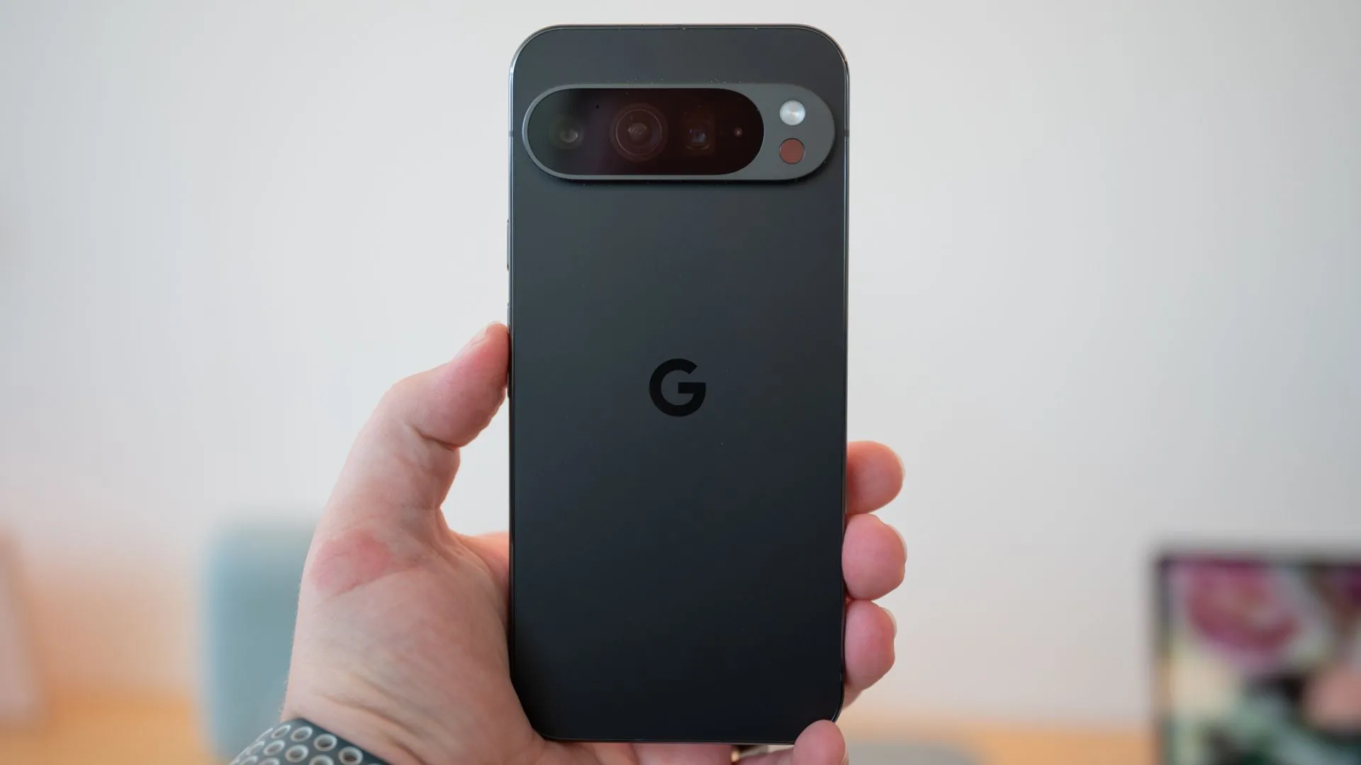 Người dùng đang cầm điện thoại Google Pixel 9 Pro, minh họa cách cầm để đo nhiệt độ
