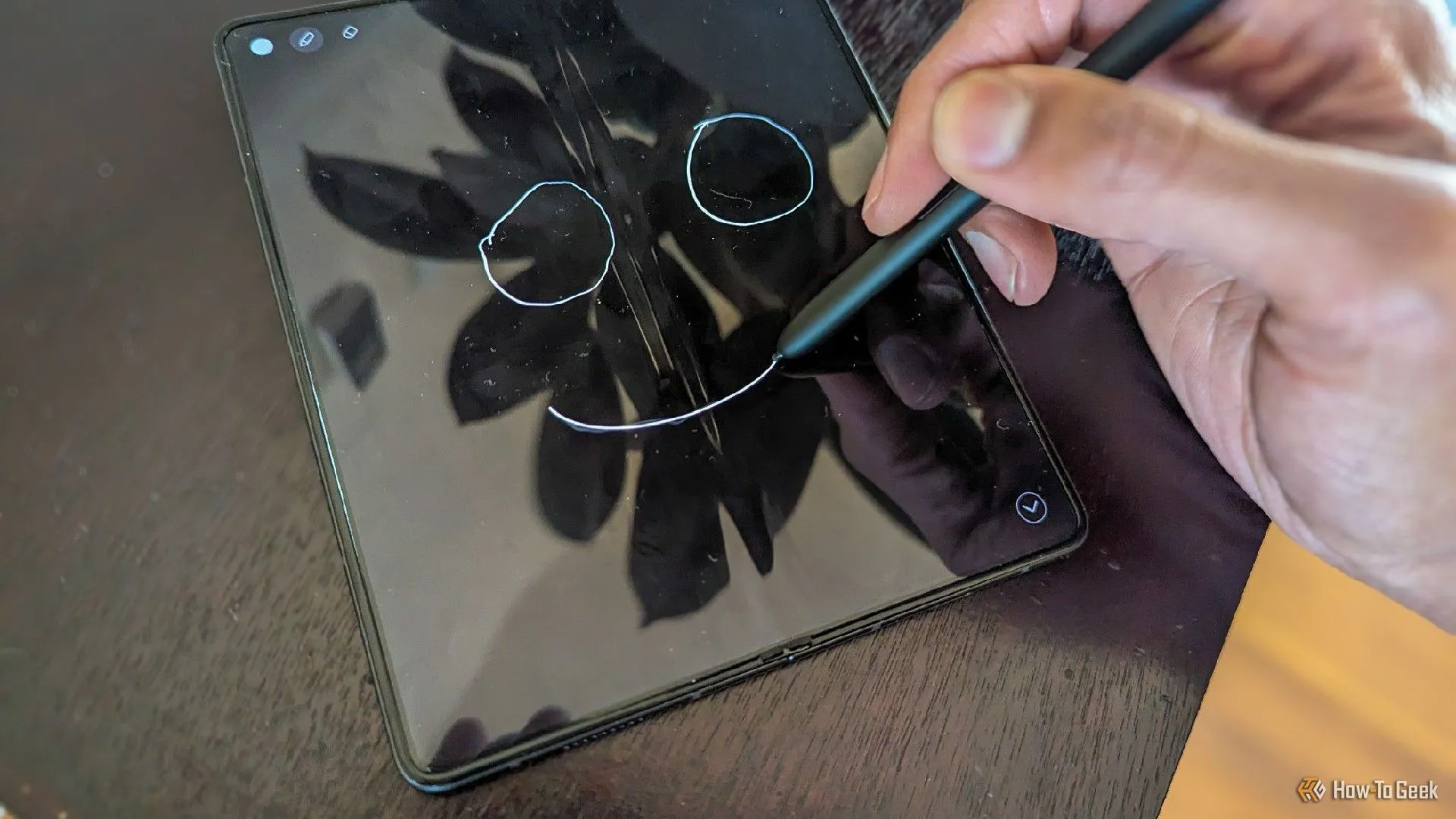 Người dùng đang ghi chú bằng bút S Pen trên màn hình Samsung Galaxy Z Fold 5 mở rộng.