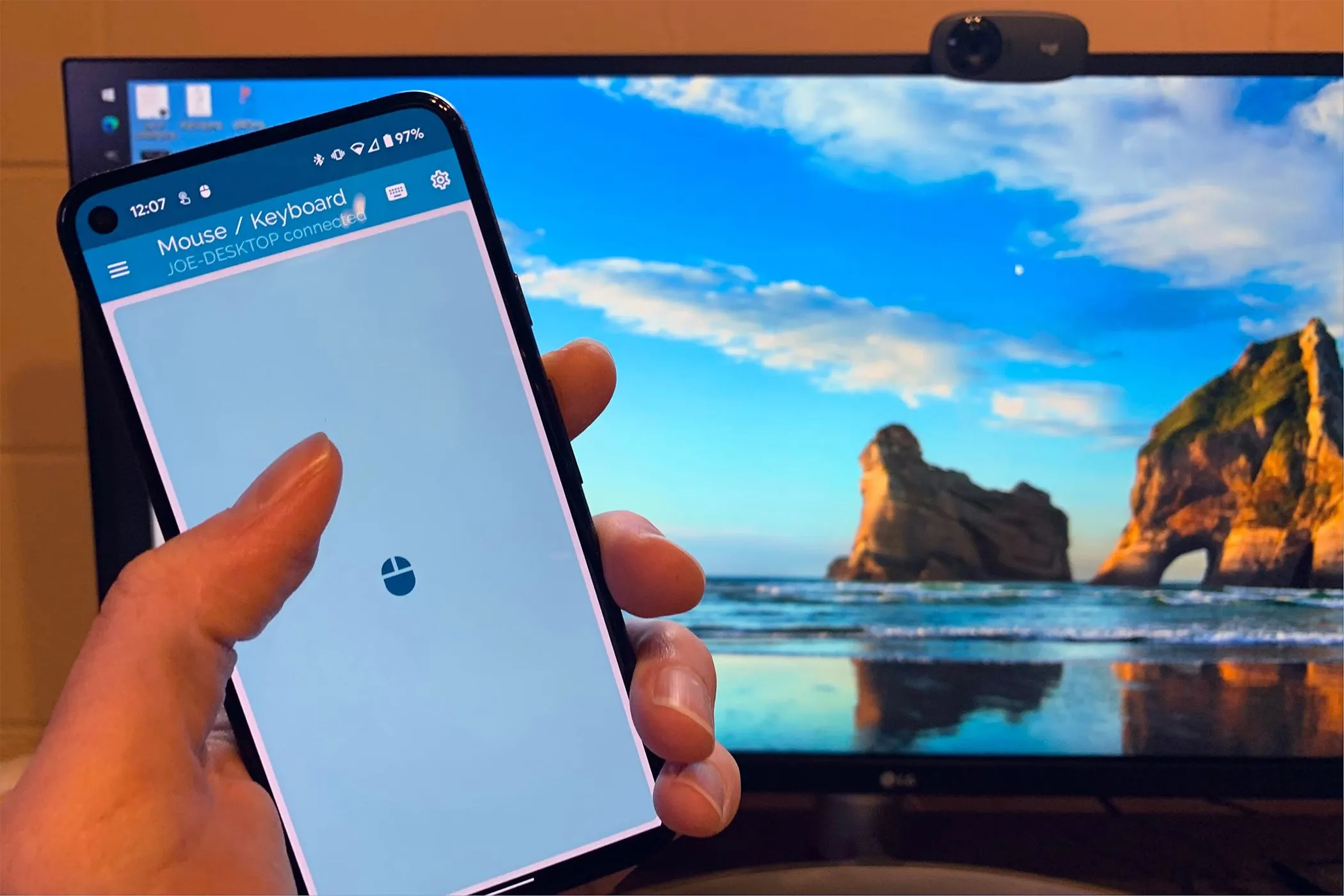 Người dùng điều khiển máy tính từ xa bằng điện thoại Android như chuột.