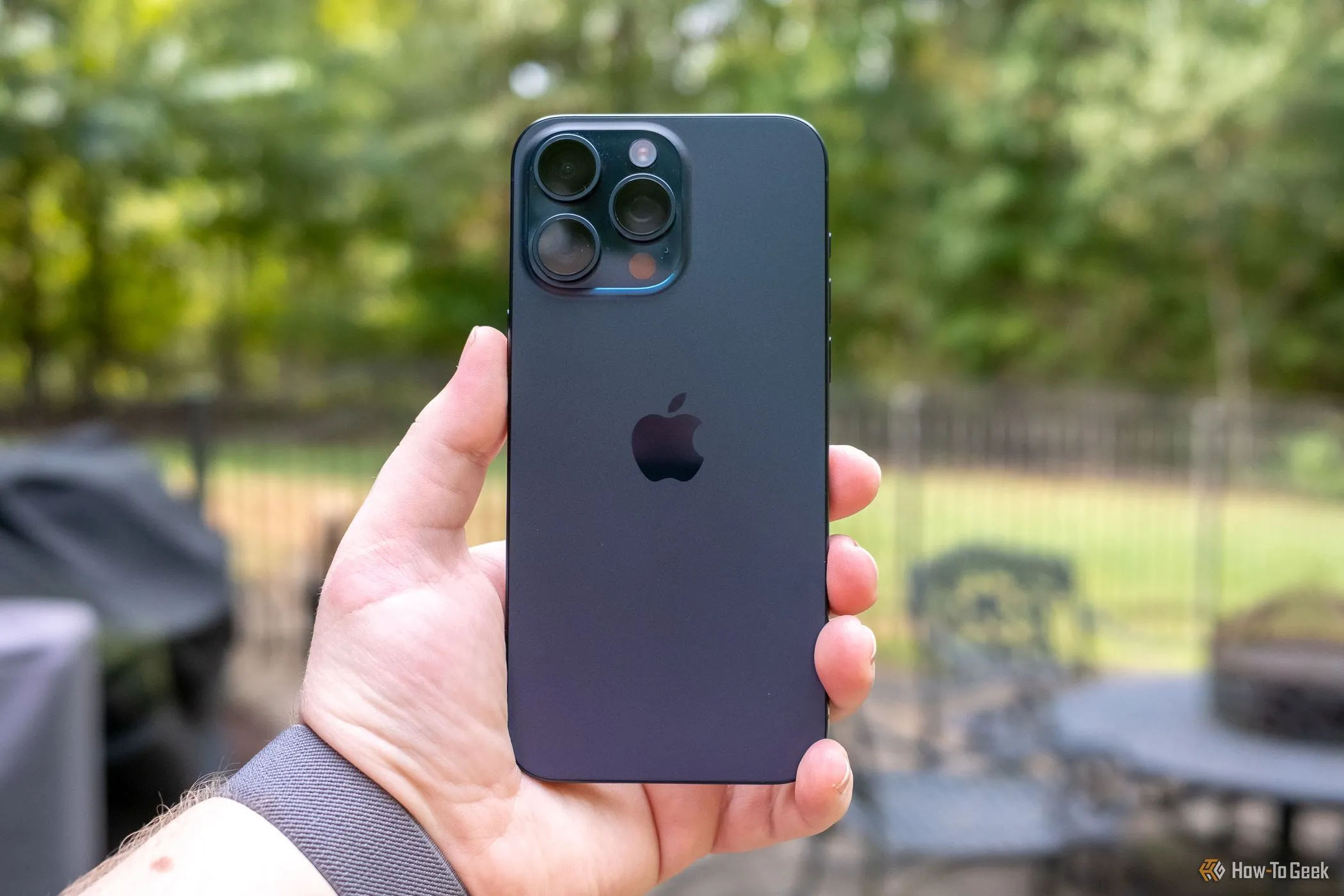 Người dùng trải nghiệm camera trên Apple iPhone 15 Pro Max, minh họa kỳ vọng nâng cấp mạnh mẽ cho hệ thống camera của iPhone 17