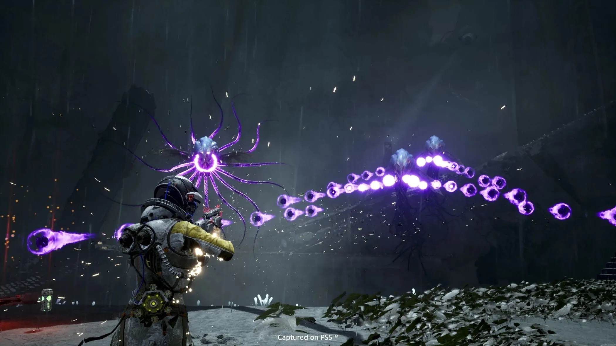 Nhân vật Selene chiến đấu với quái vật ngoài hành tinh trong game roguelike Returnal.