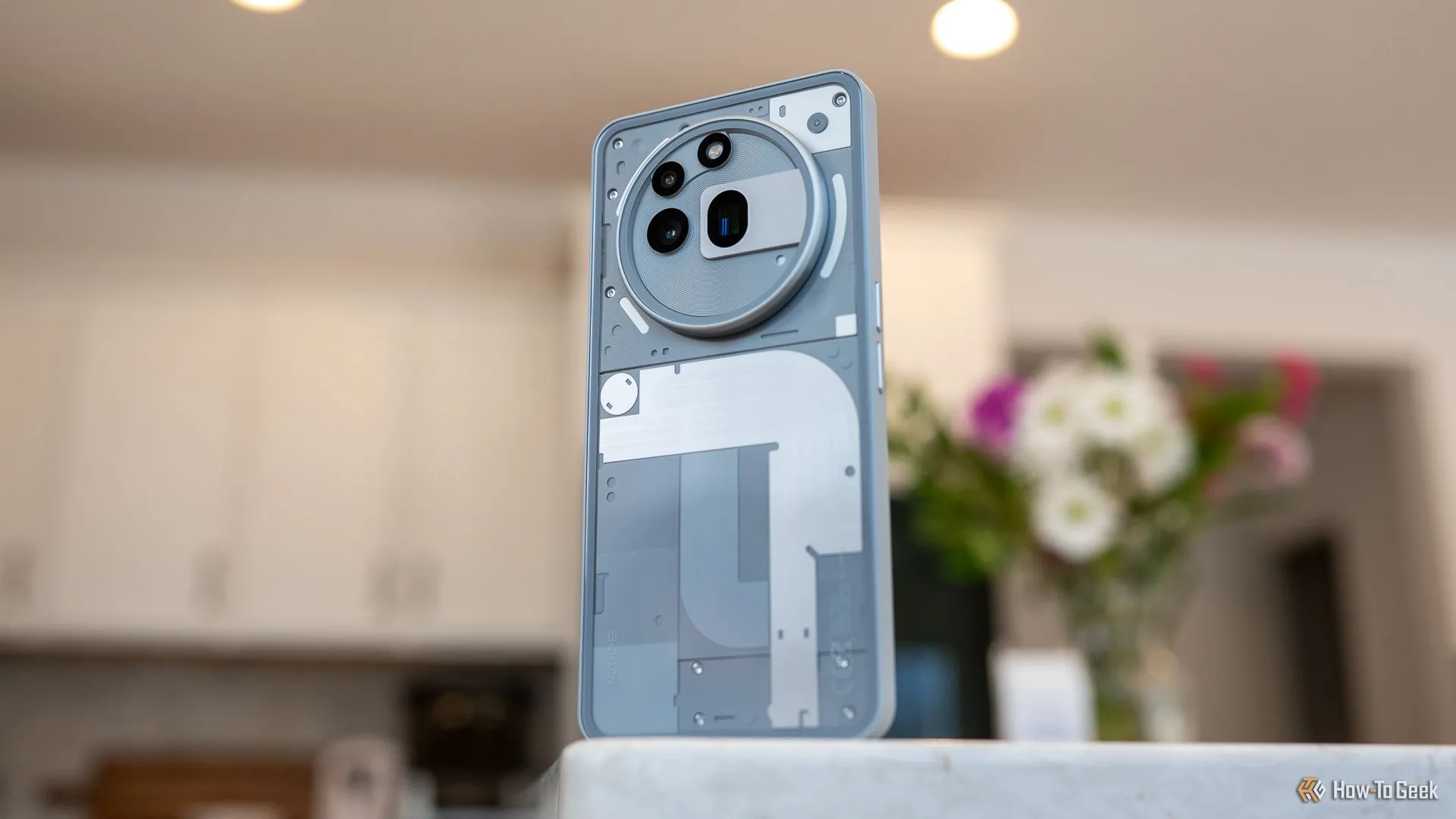 Nothing Phone (3a) Pro với thiết kế đặc trưng của thương hiệu Nothing