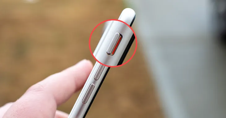 Nút gạt tắt tiếng vật lý trên cạnh bên của iPhone