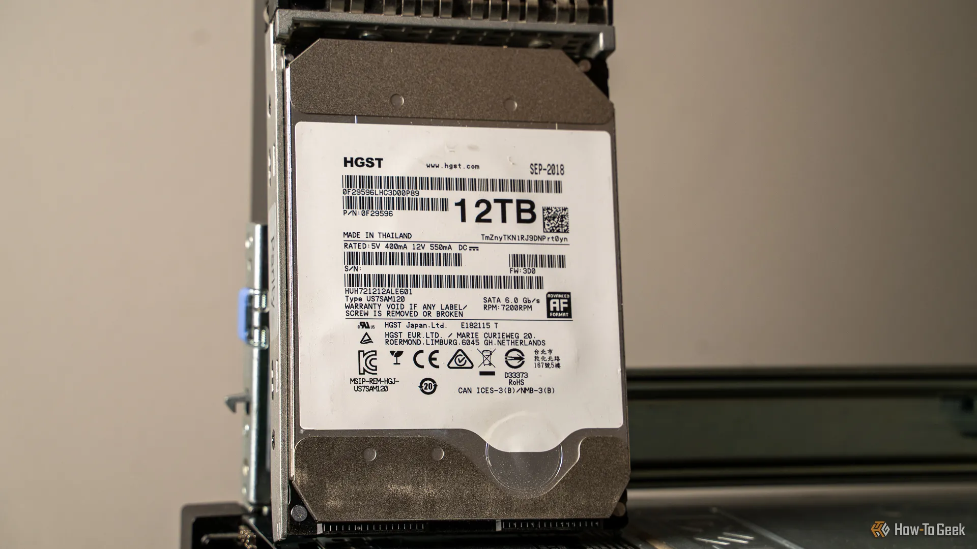 Ổ cứng HDD HGST 12TB Helium, đại diện cho thiết bị lưu trữ cục bộ trong hệ thống NAS.