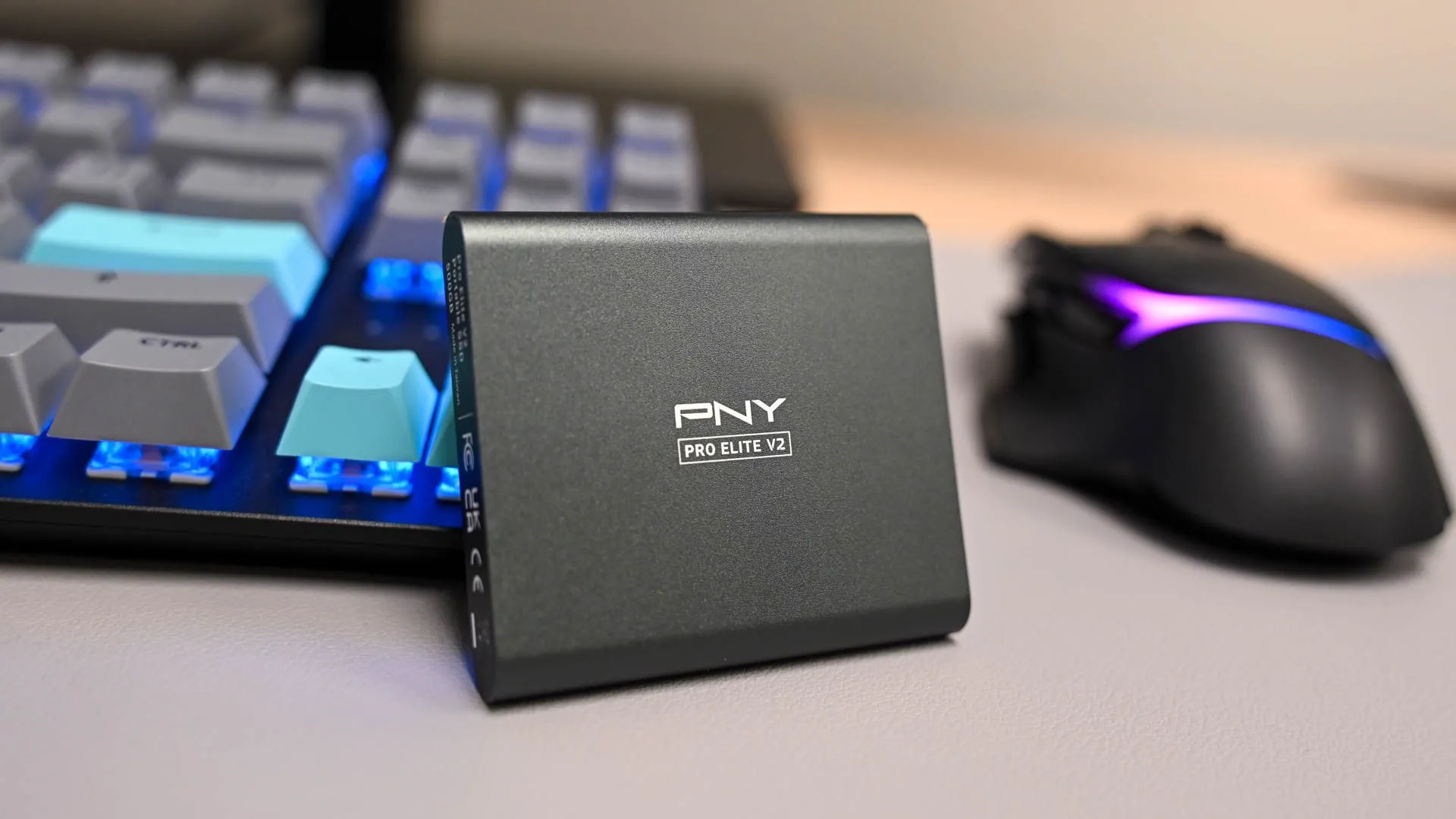 Ổ cứng SSD PNY Pro Elite V2 tựa vào bàn phím, biểu tượng của hiệu suất cao trong lưu trữ di động.