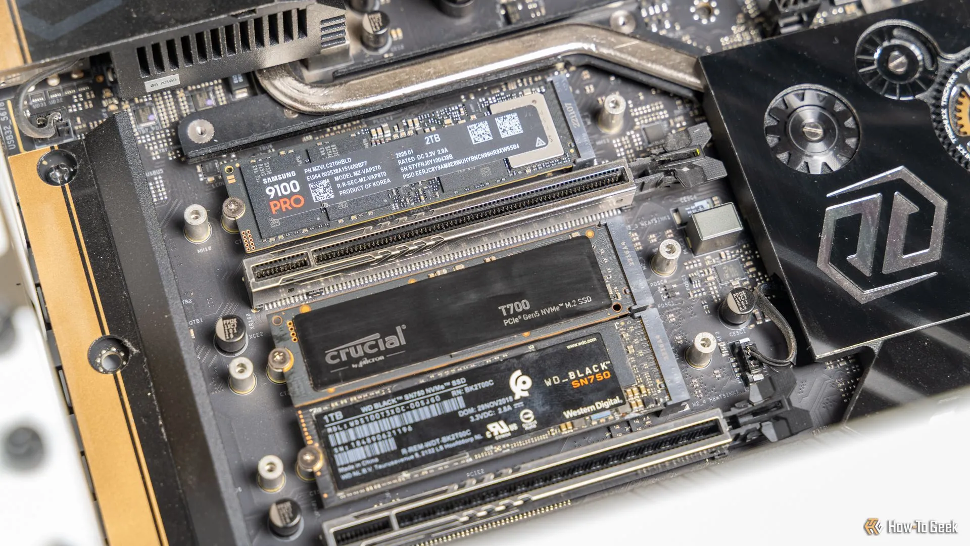 Ổ cứng SSD Samsung 9100 PRO NVMe gắn trên bo mạch chủ, cùng các ổ M.2 khác, thể hiện vị trí của mainboard.