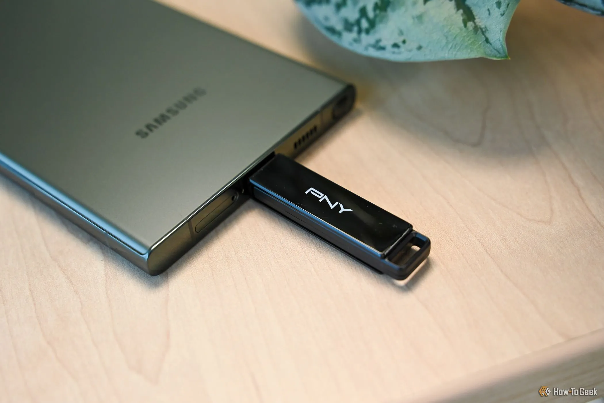 Ổ đĩa flash PNY Elite-X Type C cắm vào điện thoại Samsung, đại diện cho thiết bị lưu trữ USB.