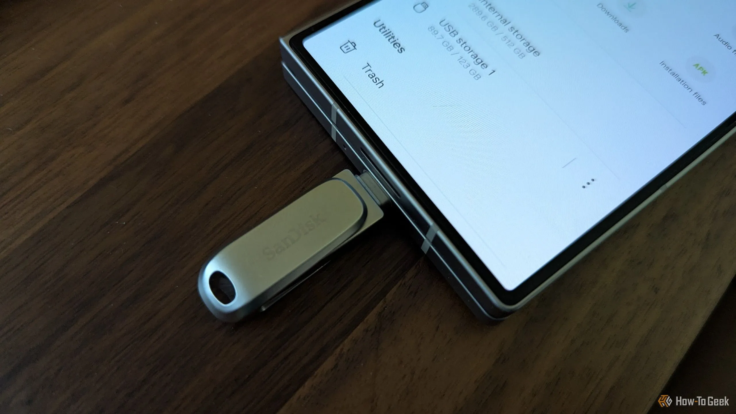 Ổ đĩa flash USB-C được cắm vào Samsung Galaxy Z Fold 6, minh họa khả năng lưu trữ và truyền dữ liệu nhanh chóng, tiện lợi trực tiếp từ smartphone.