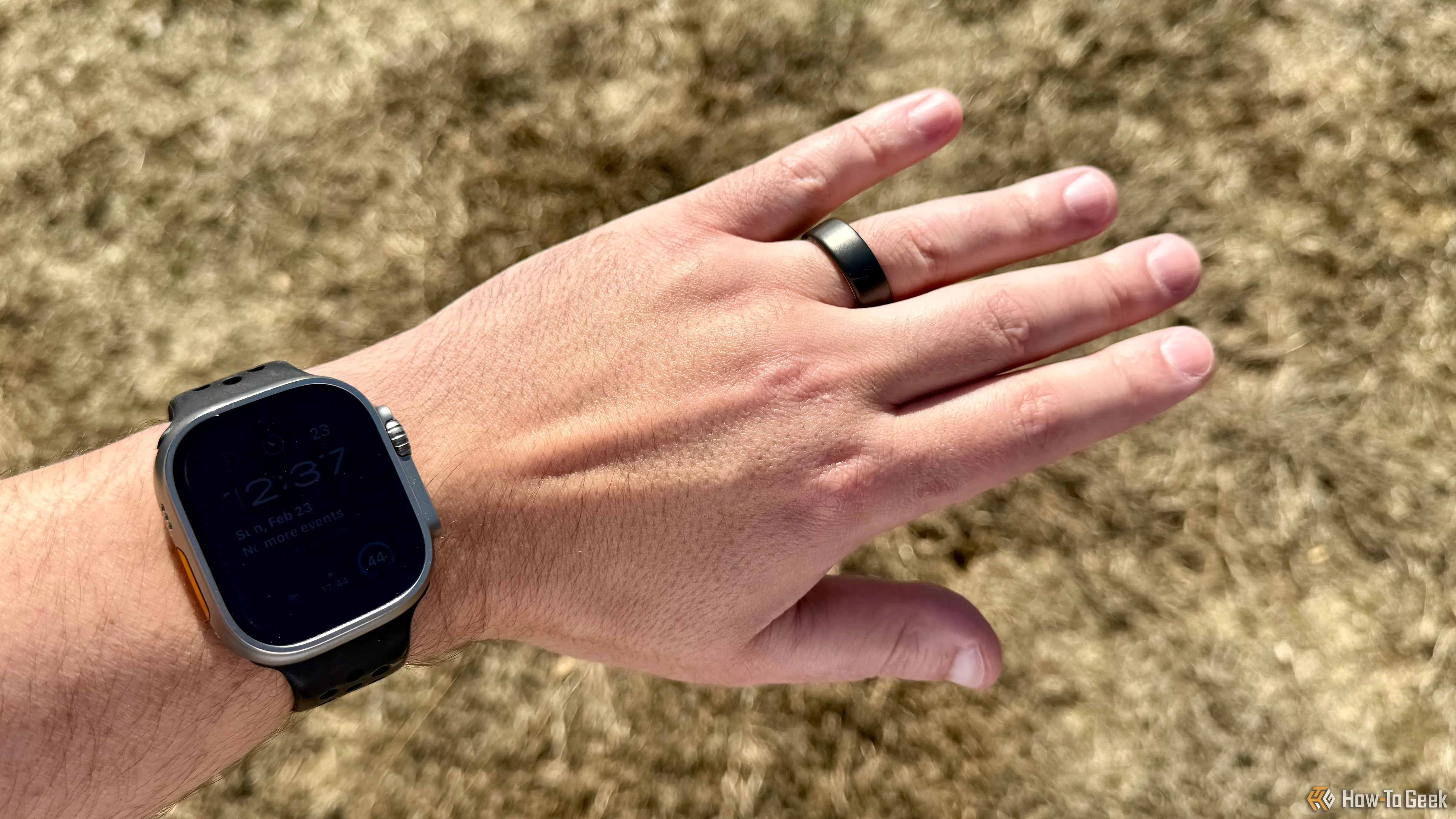 Oura Ring 4 trên ngón áp út trái