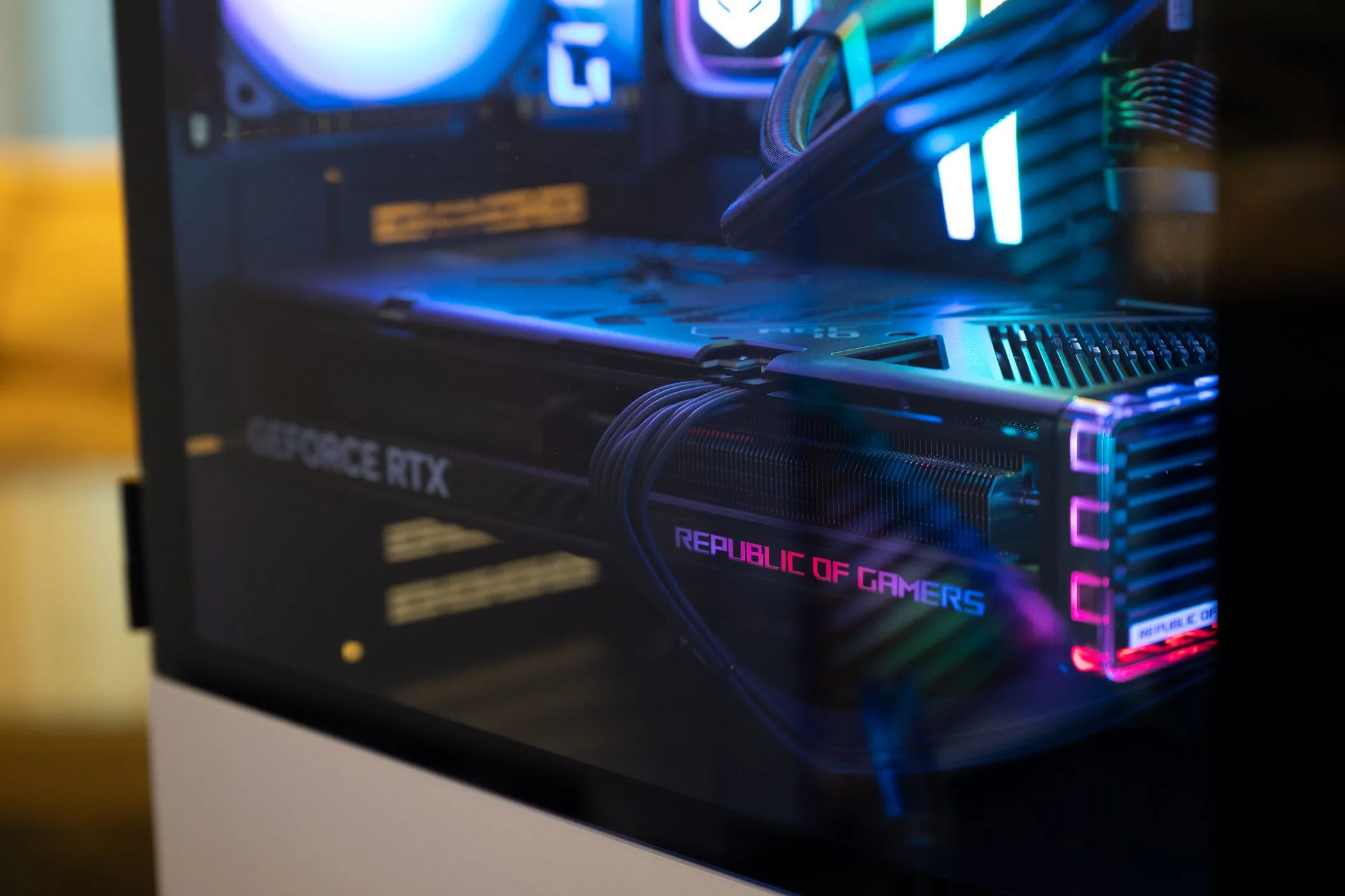 Phần mềm điều chỉnh quạt và hiệu suất của ASUS Republic of Gamers trên laptop gaming.