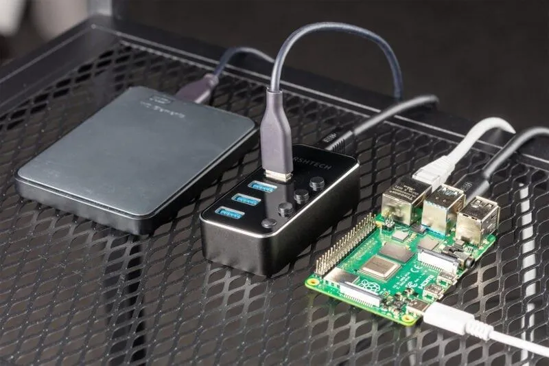 Raspberry Pi được cấu hình thành một trung tâm lưu trữ mạng (NAS), minh họa khả năng linh hoạt của máy tính nhúng trong HTPC