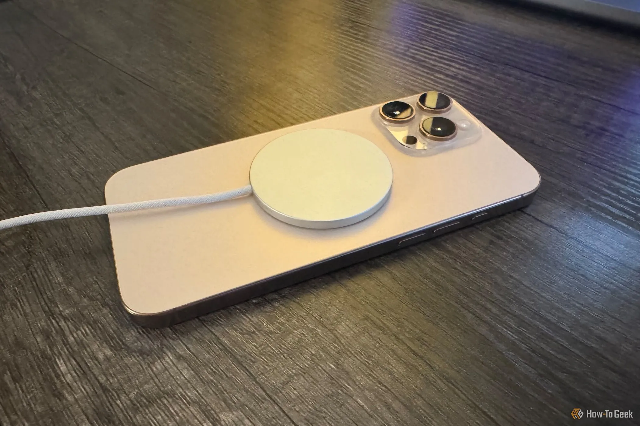 Sạc không dây Apple MagSafe gắn vào mặt lưng iPhone 16 Pro Max.