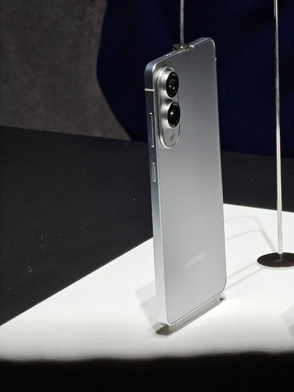 Samsung Galaxy S25 Edge hiển thị trên bàn, khoe thiết kế siêu mỏng ấn tượng.