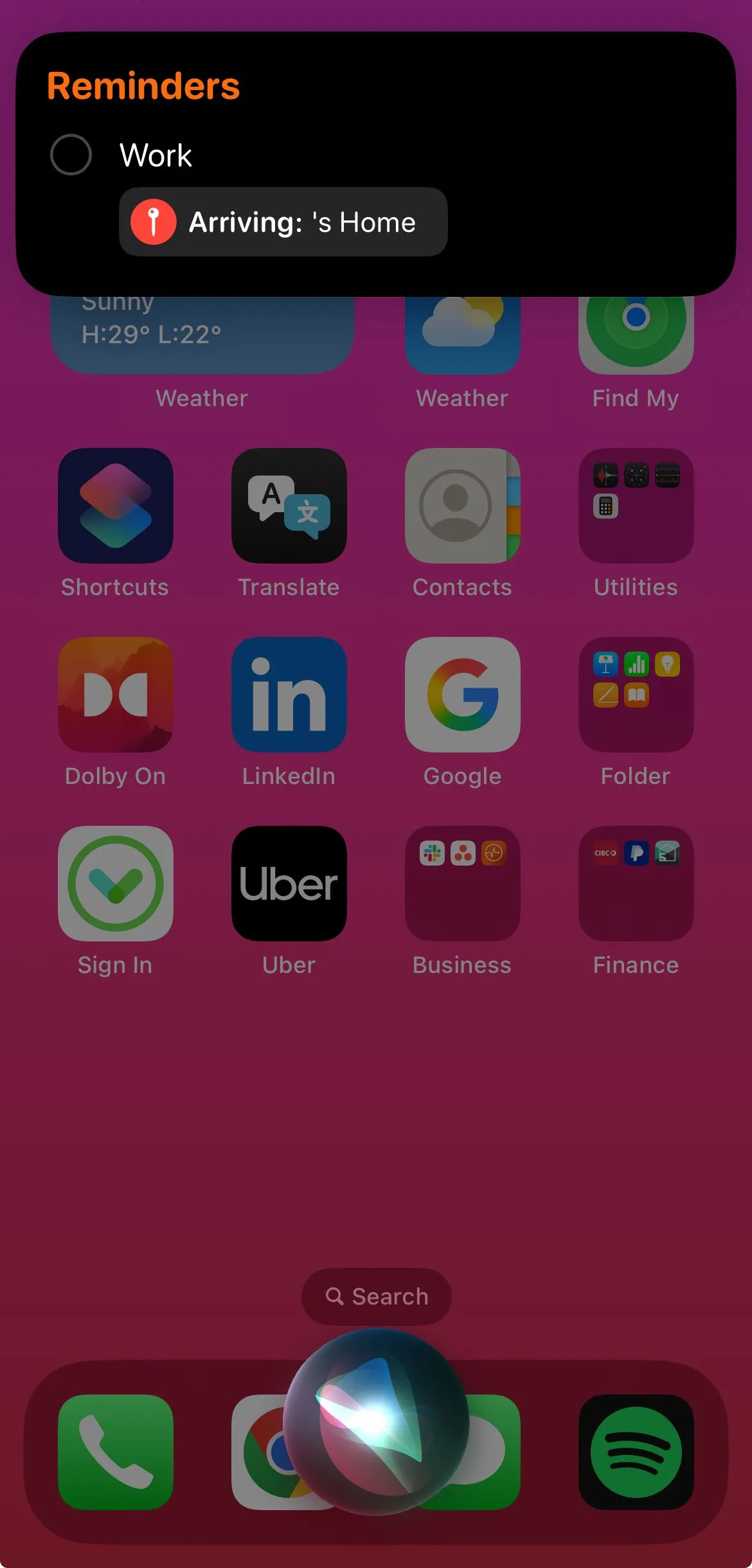 Siri hiển thị lời nhắc theo địa điểm khi người dùng đến nhà, được thiết lập thông qua ứng dụng Danh bạ và Dịch vụ định vị trên iPhone.