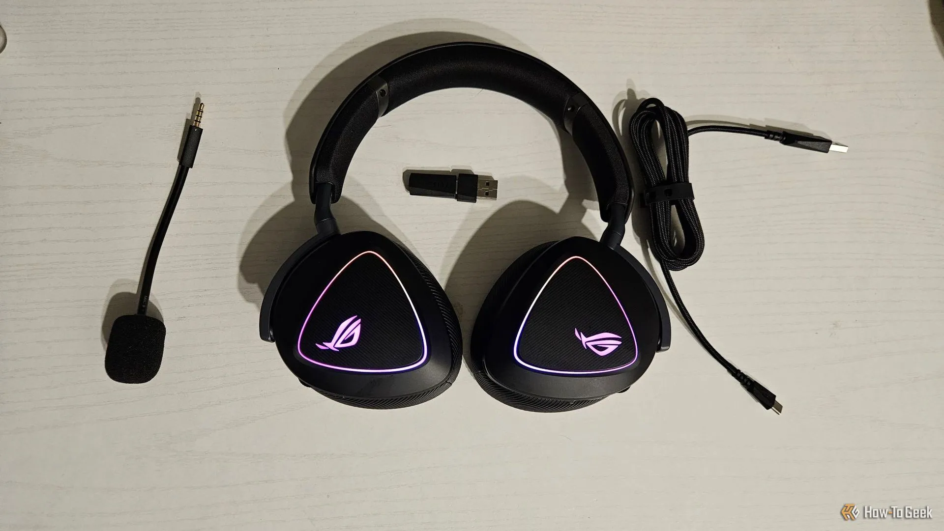Tai nghe ASUS ROG Delta II và các phụ kiện đi kèm bao gồm cáp sạc, micro, dongle USB