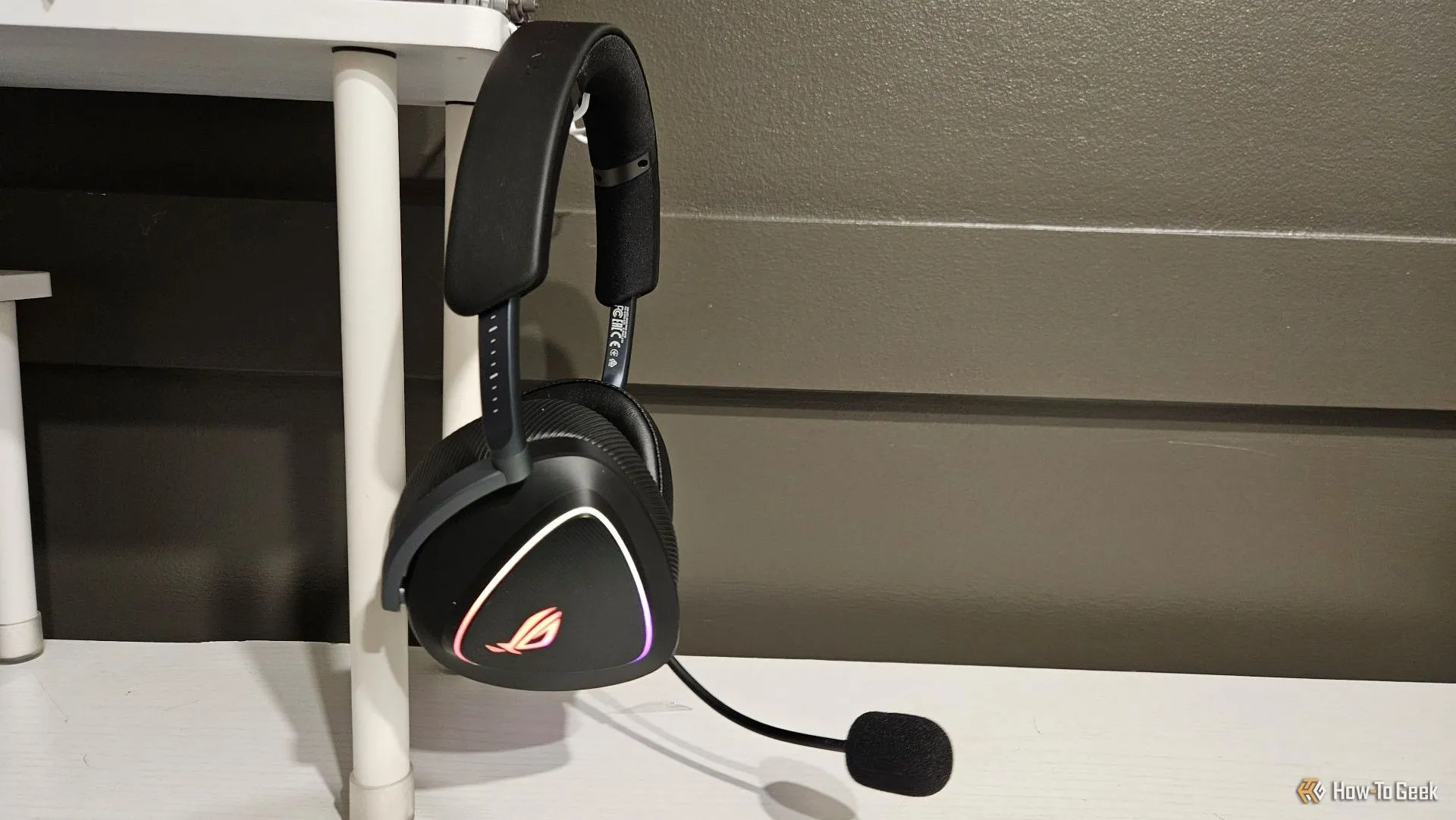 Tai nghe gaming ASUS ROG Delta II được treo trên giá đỡ bàn