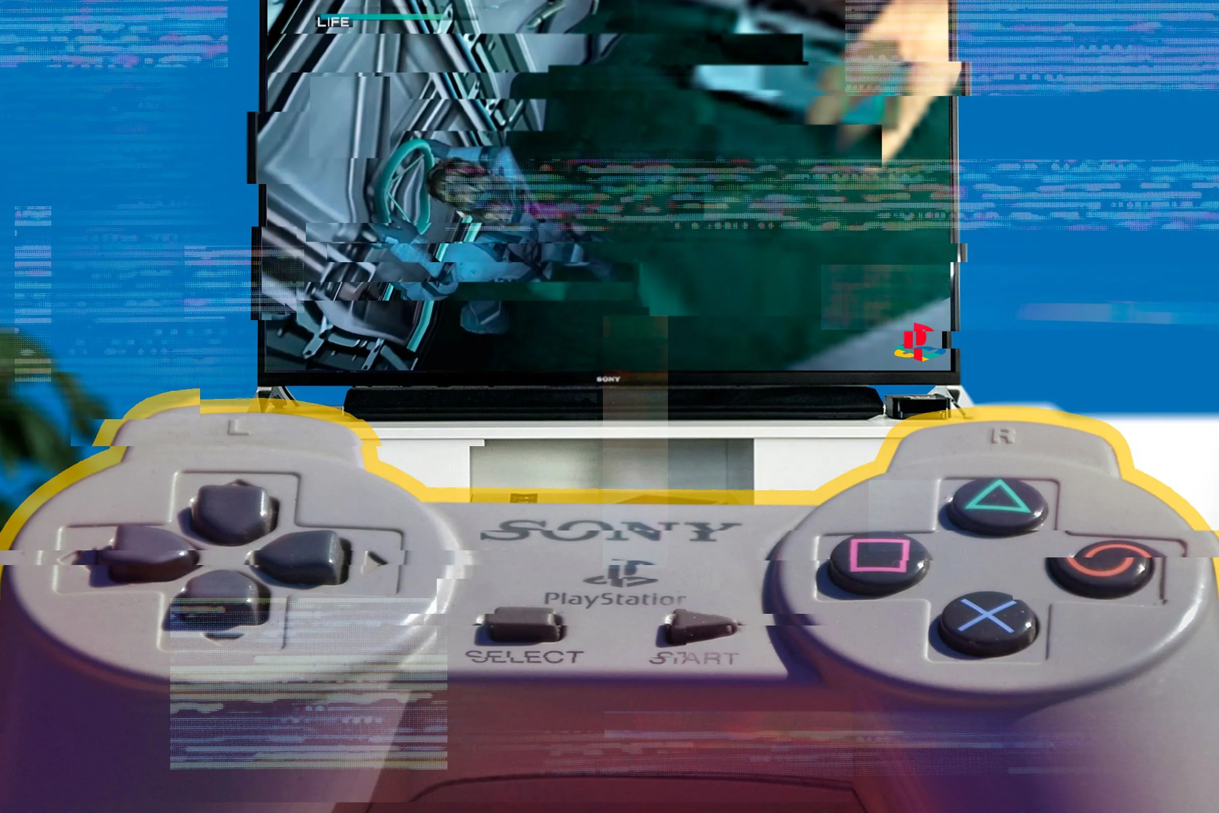 Tay cầm PlayStation 1 với hình ảnh game Metal Gear Solid chạy trên TV cùng hiệu ứng nhiễu hạt retro.
