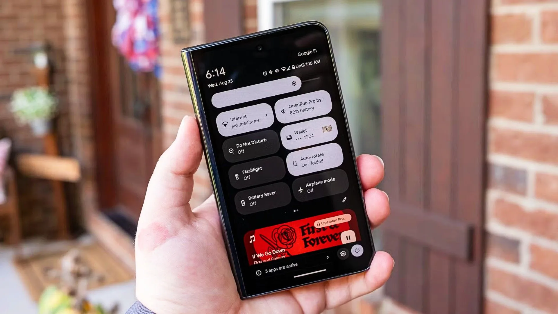 Thanh thông báo và cài đặt nhanh trên Google Pixel Fold khi điện thoại gập lại