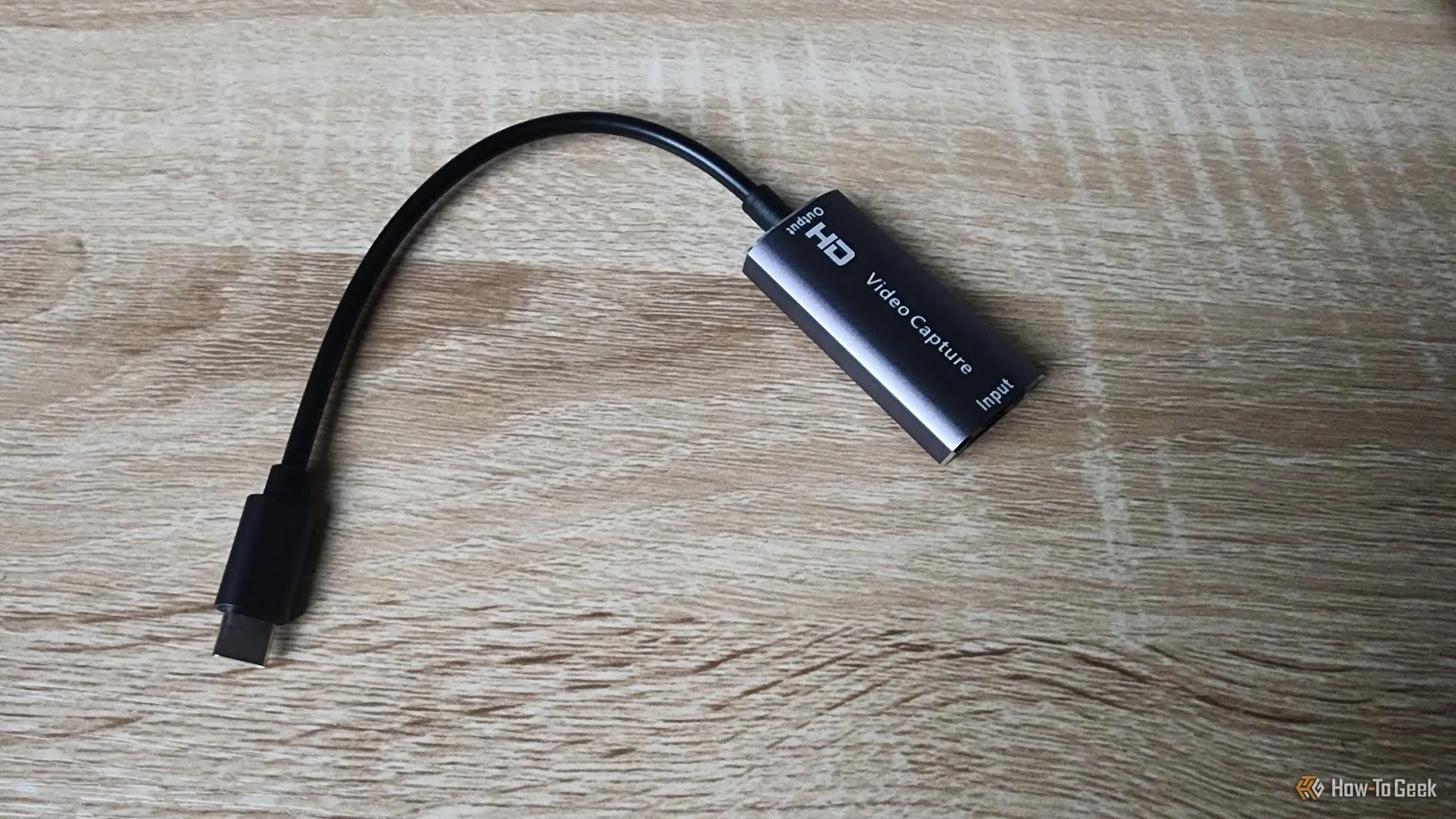 Thiết bị ghi hình USB (USB video capture device) được cầm trên tay.